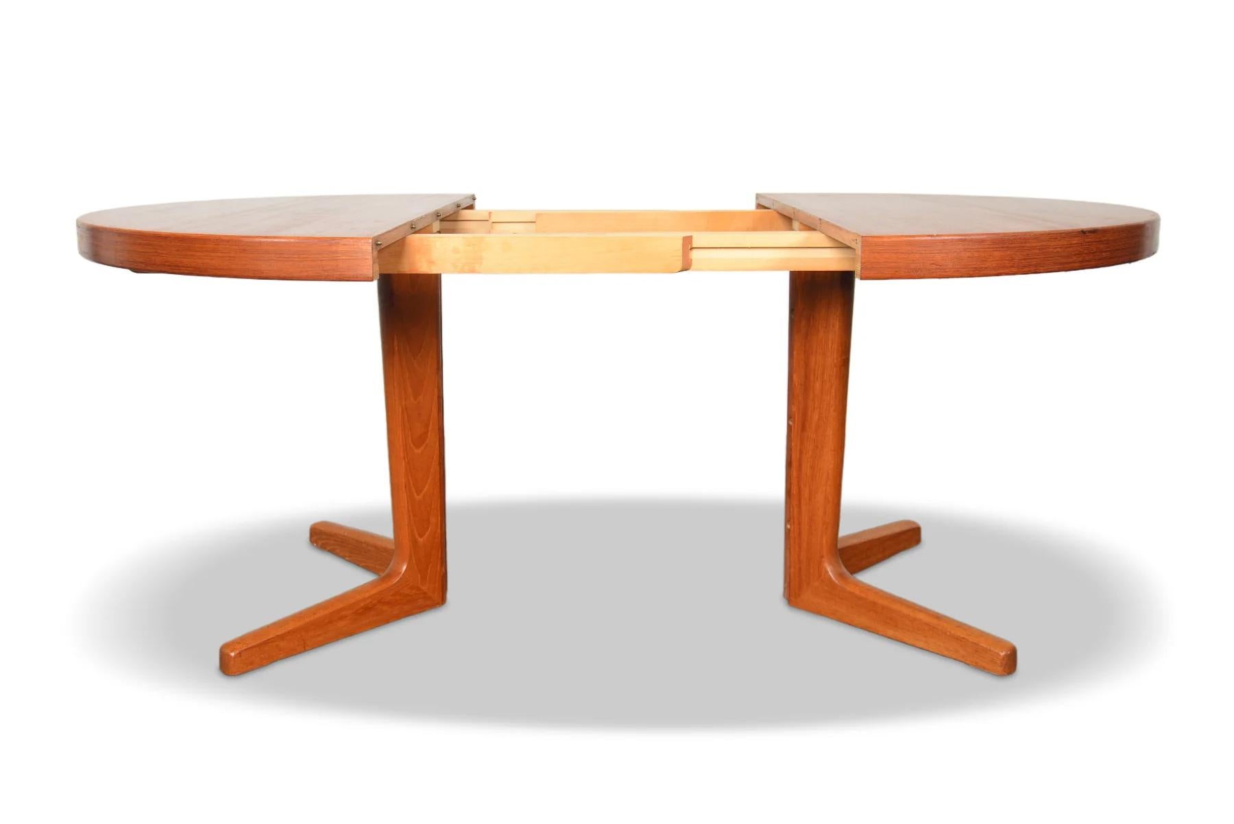 Danish Modern Teak Pedestal Dining Table With One Leaf In Good Condition In Berkeley, CA