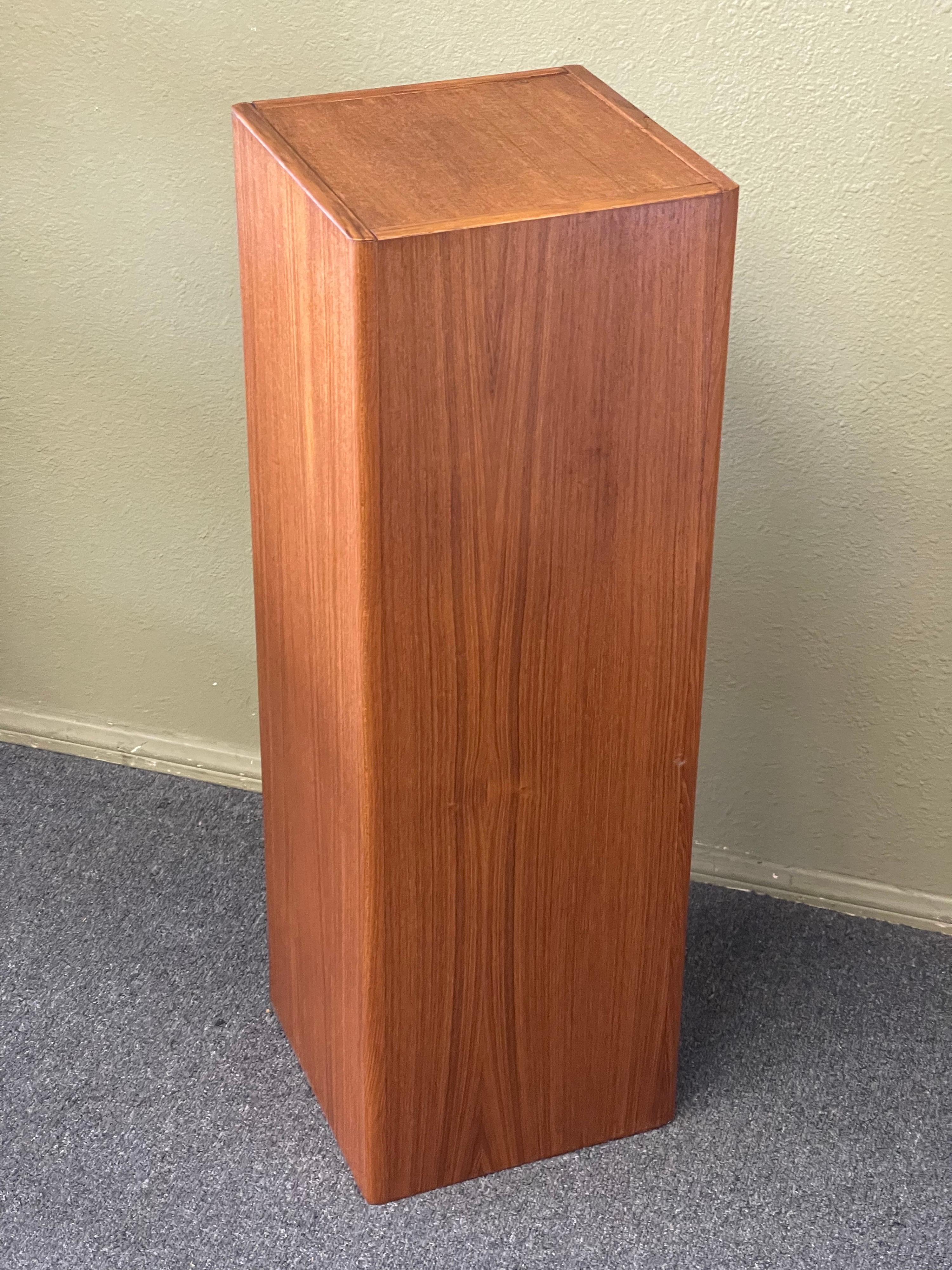 Very functional Danish modern teak pedestal / plant stand, circa 1970s. The piece has been refinished and is in very good vintage condition. The pedestal has a great finish and measures 11.25