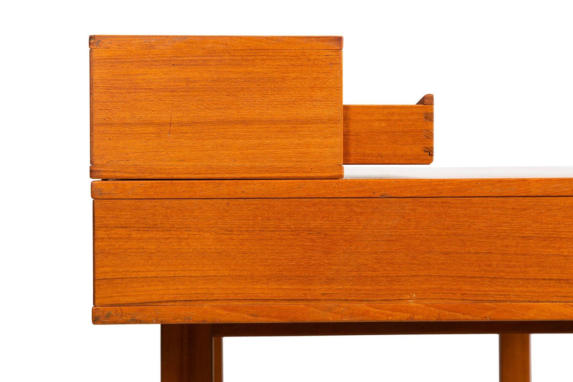 Dänischer moderner dänischer Flip-Top-Schreibtisch aus Teakholz von Peter Lovig Nielsen, 1975 15
