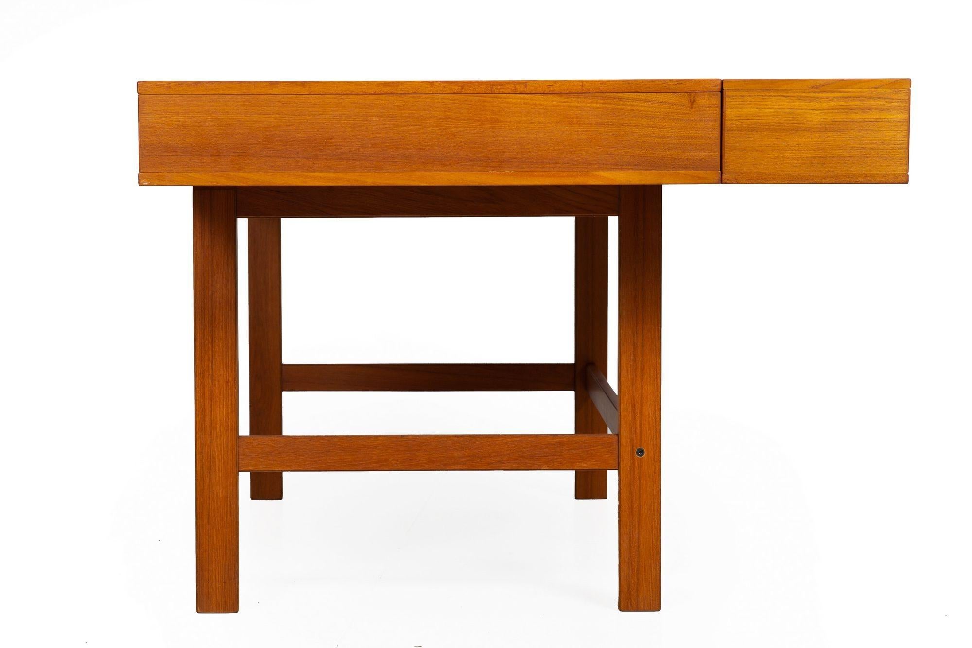 Dänischer moderner dänischer Flip-Top-Schreibtisch aus Teakholz von Peter Lovig Nielsen, 1975 3