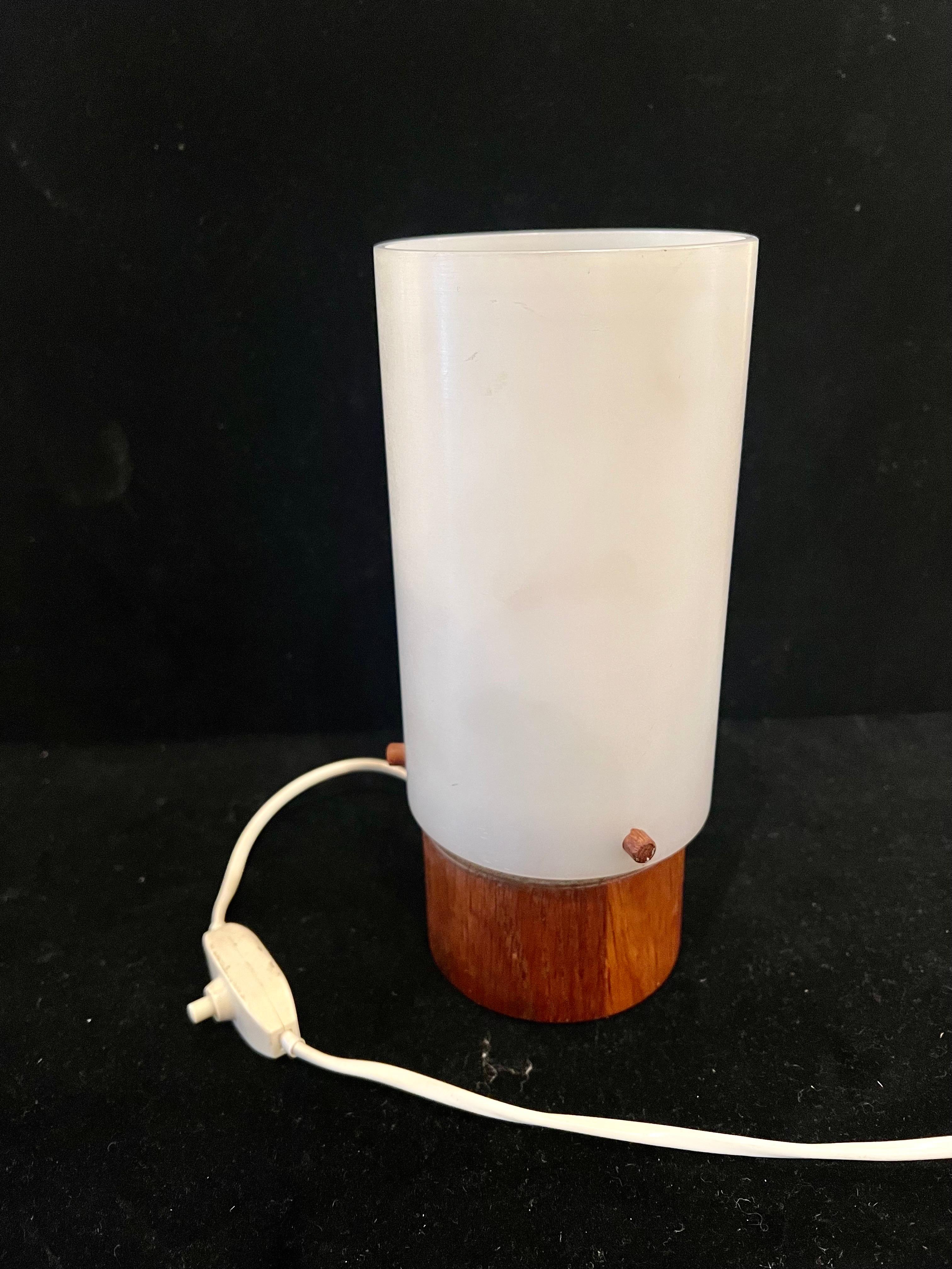 Lampe de table cylindrique suédoise moderne danoise en teck et plastique par Luxus en vente 1