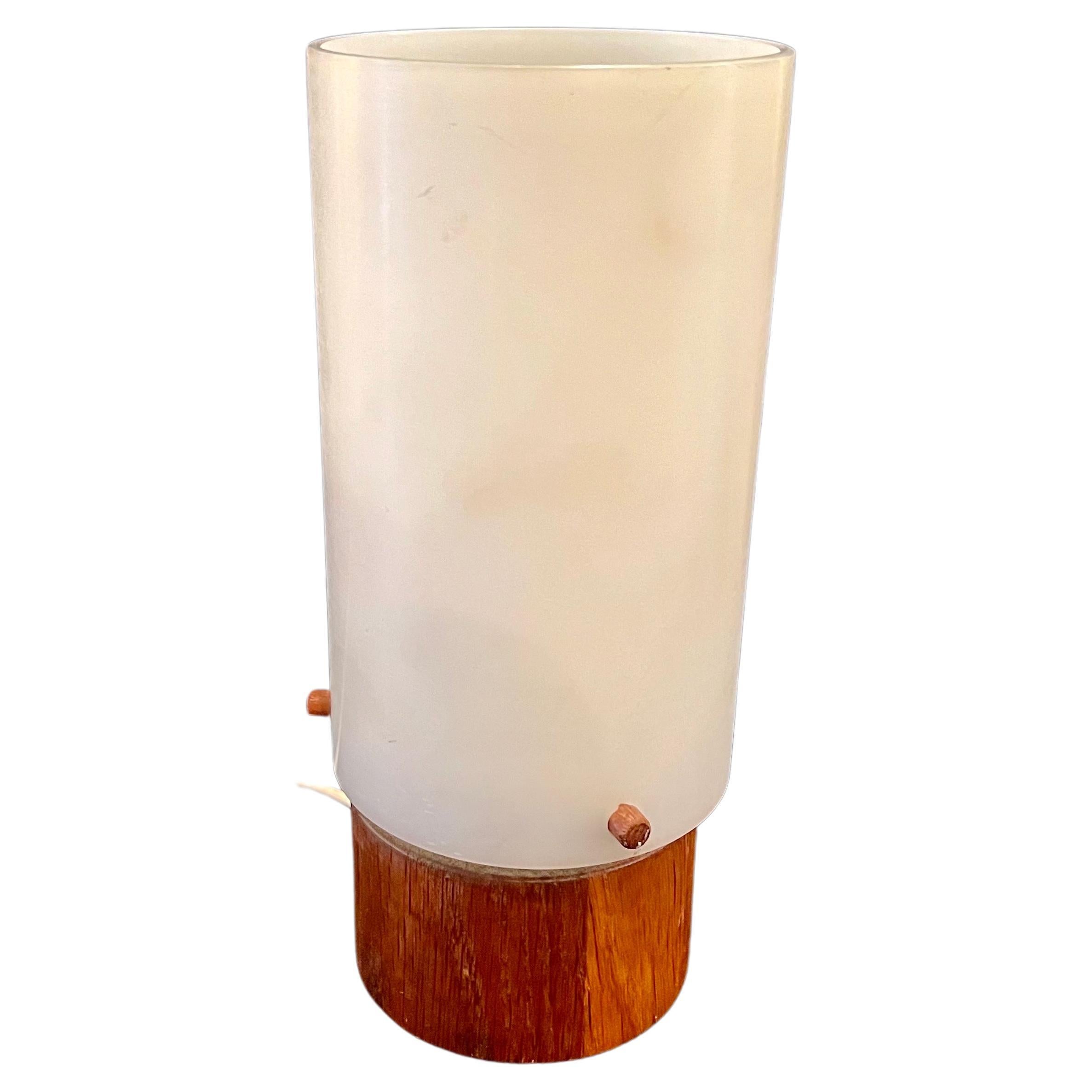 Lampe de table cylindrique suédoise moderne danoise en teck et plastique par Luxus en vente
