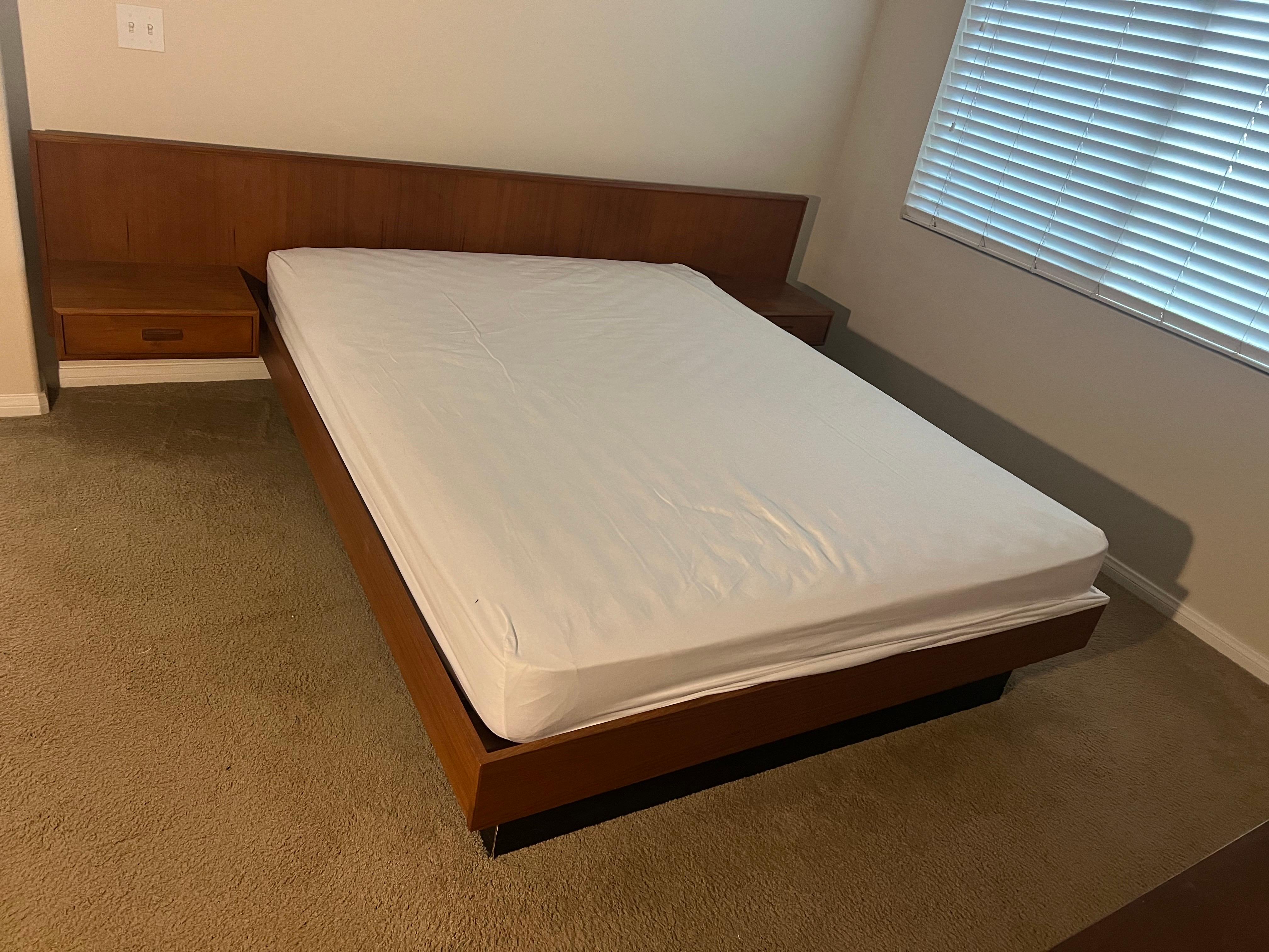 Danish Modern Teak Queen Platform Bed with Floating Nightstands In Good Condition For Sale In San Diego, CA
