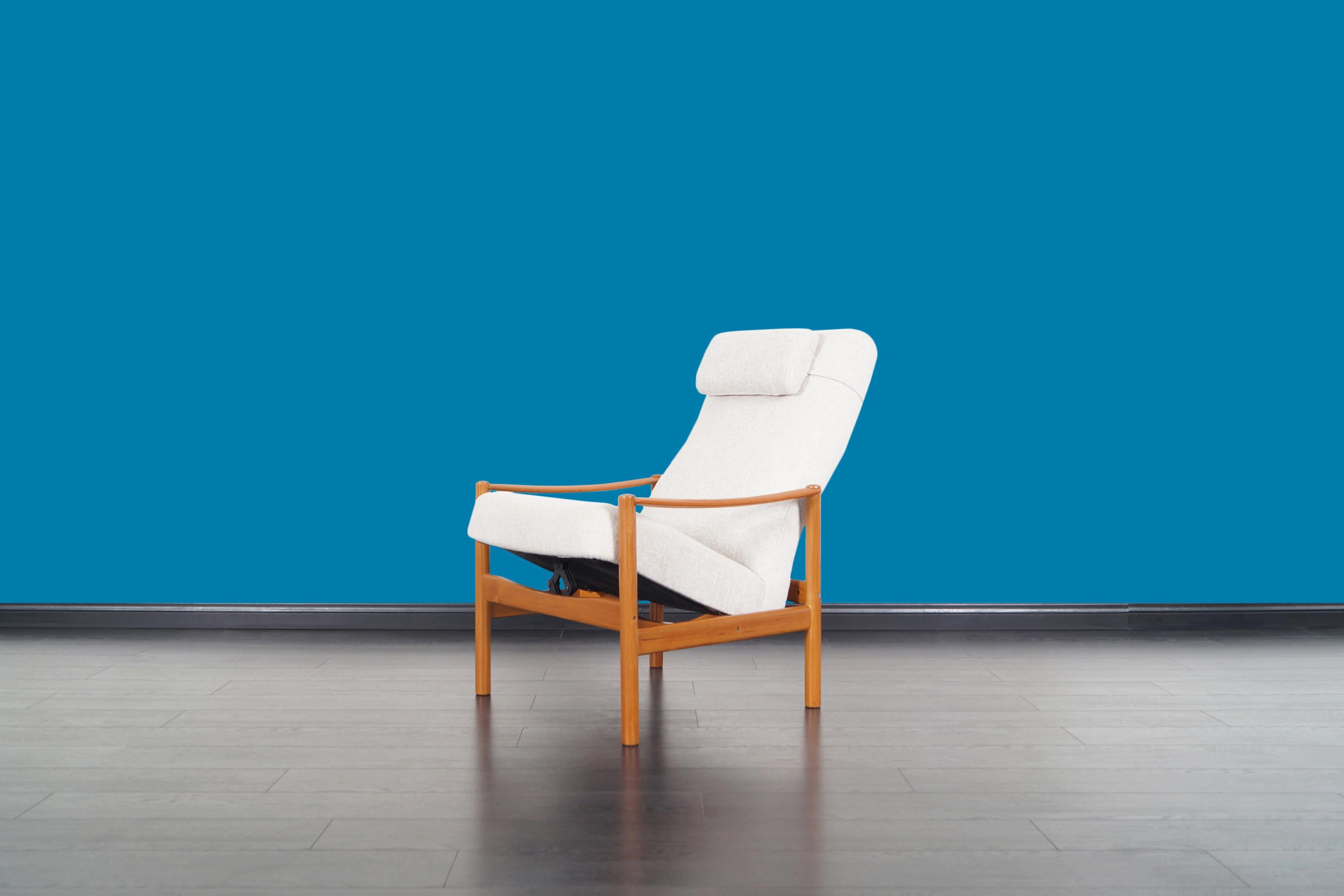 Tissu Chaise longue inclinable et ottomane en teck The Moderns en vente