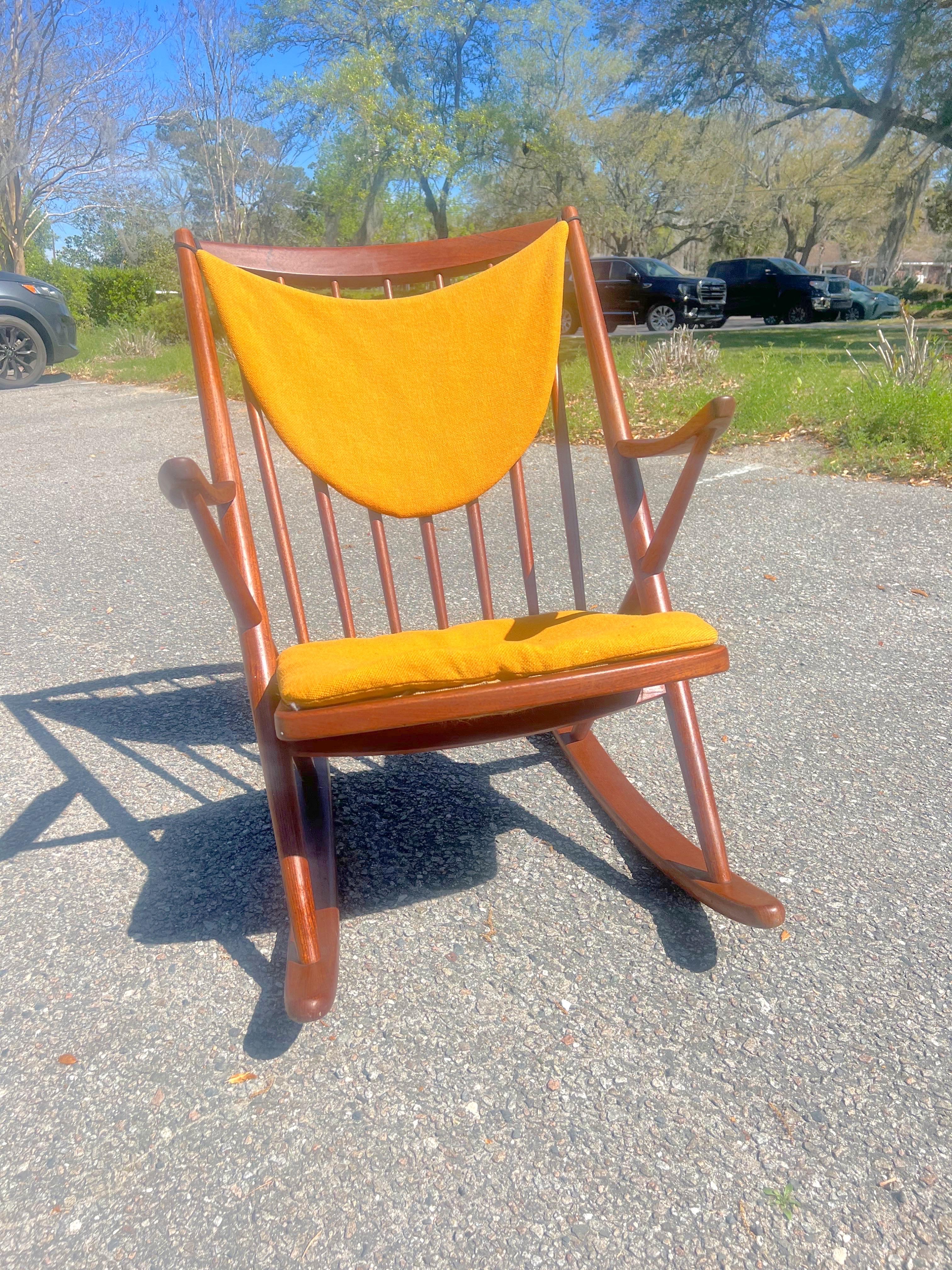 Ce magnifique rocking-chair vintage moderne présente un cadre inhabituel en forme de 