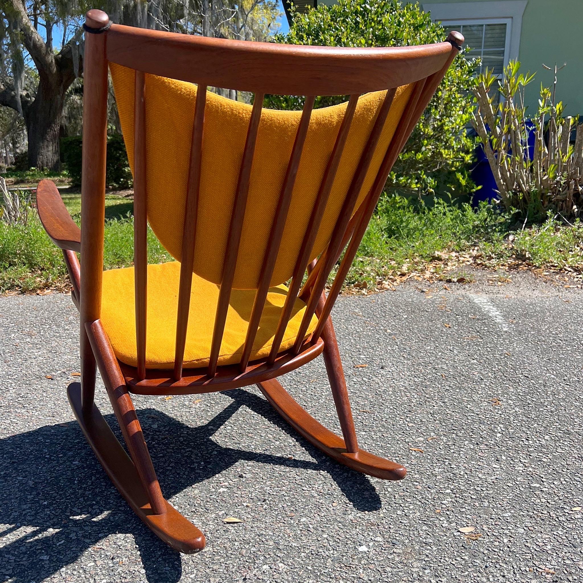 Chaise à bascule moderne danoise en teck par Frank Reenskaug pour Bramin Møbler Bon état - En vente à Charleston, SC