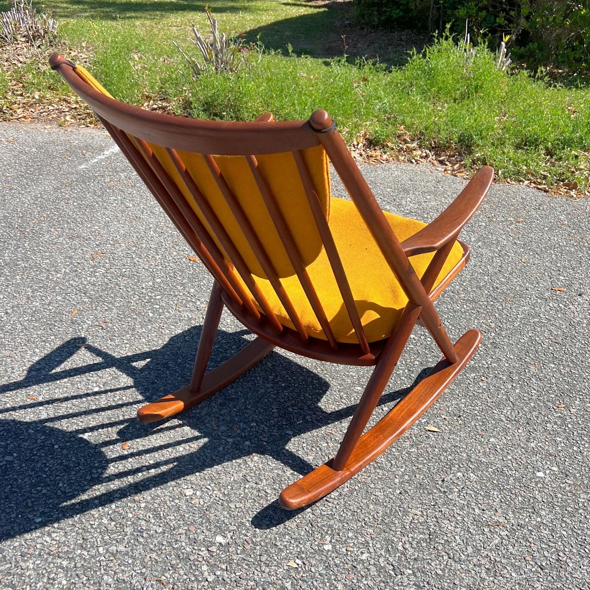 Milieu du XXe siècle Chaise à bascule moderne danoise en teck par Frank Reenskaug pour Bramin Møbler en vente