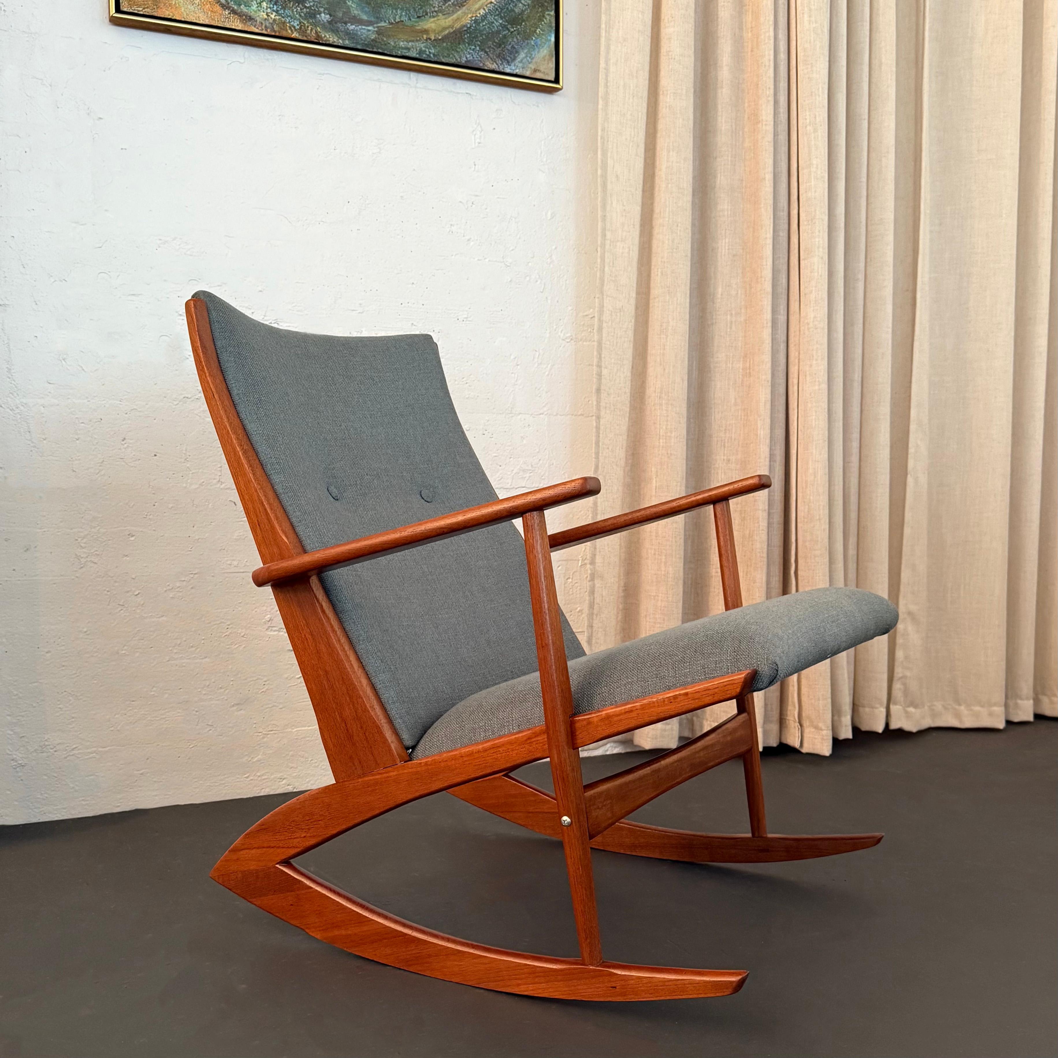 Danese Sedia a dondolo moderna in teak di Holger Georg Jensen per Tønder Møbelværk in vendita