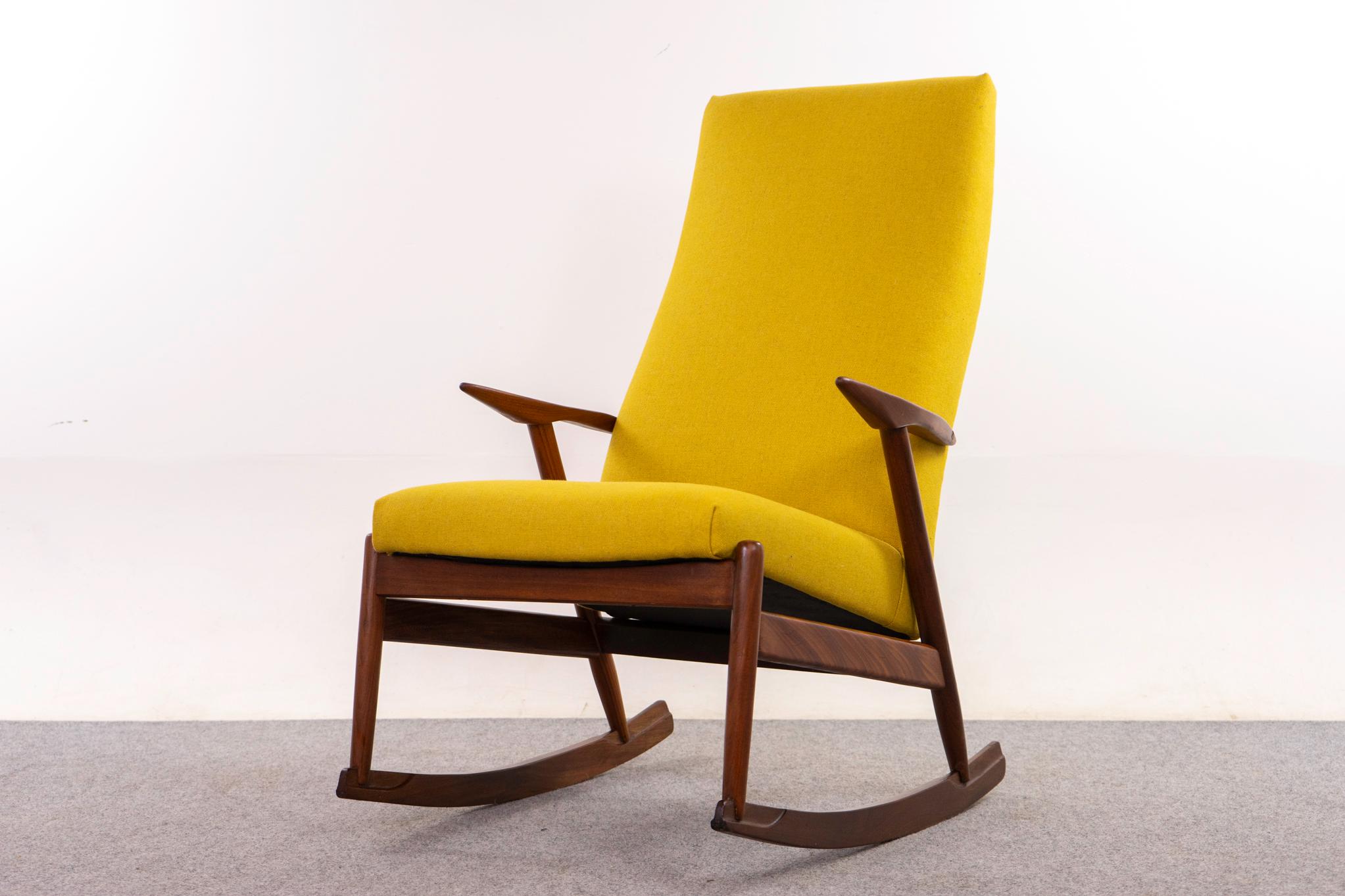 Sedia a dondolo danese in teak, anni '60 circa. Struttura scolpita in afromosia dai toni ricchi con braccioli atomici accattivanti. Dondoli morbidi e silenziosi e un comodo schienale alto. Tessuto in lana e lino di nuova qualità, un sorprendente