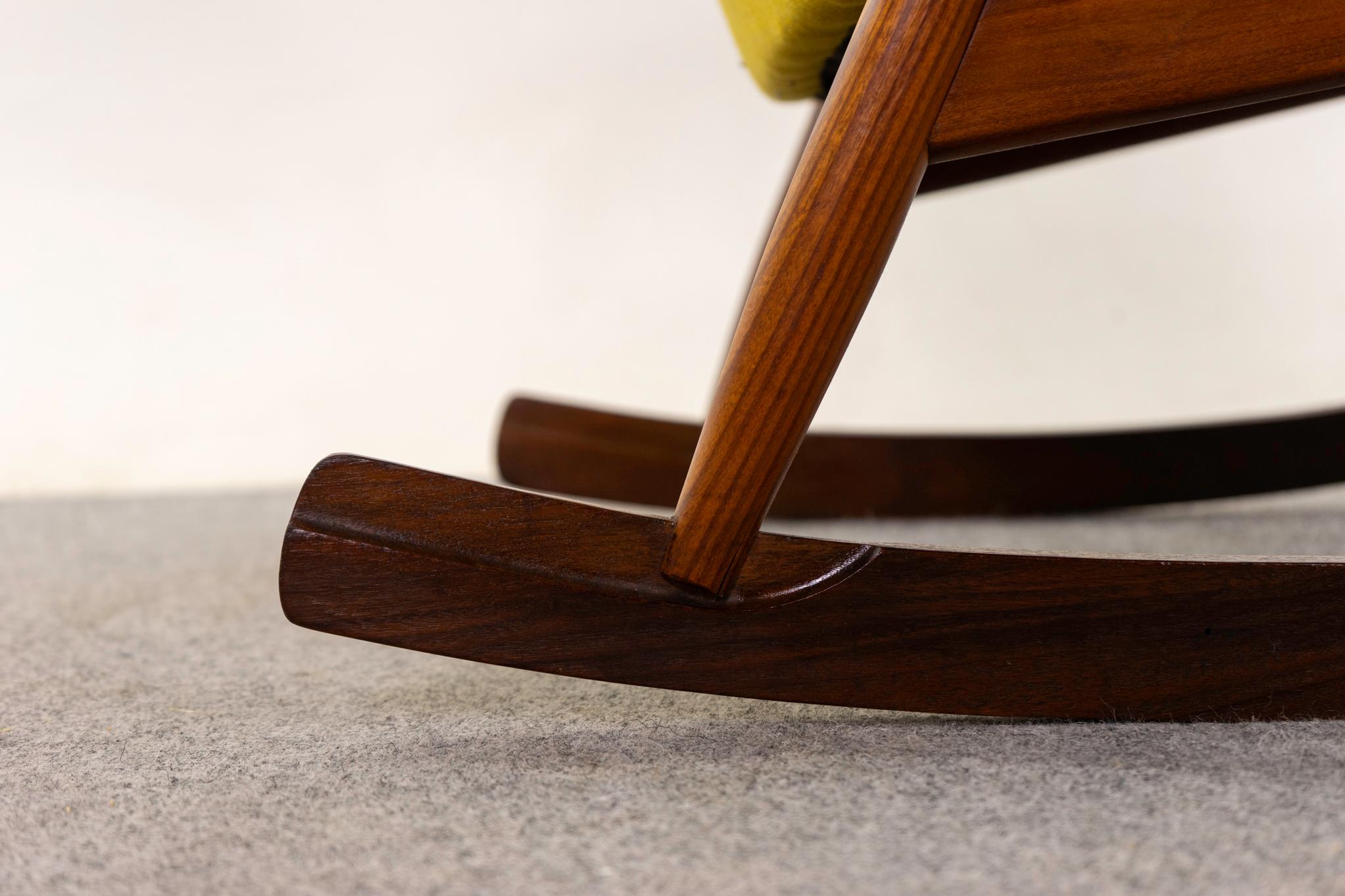 Teak Sedia a dondolo moderna danese in teak in vendita