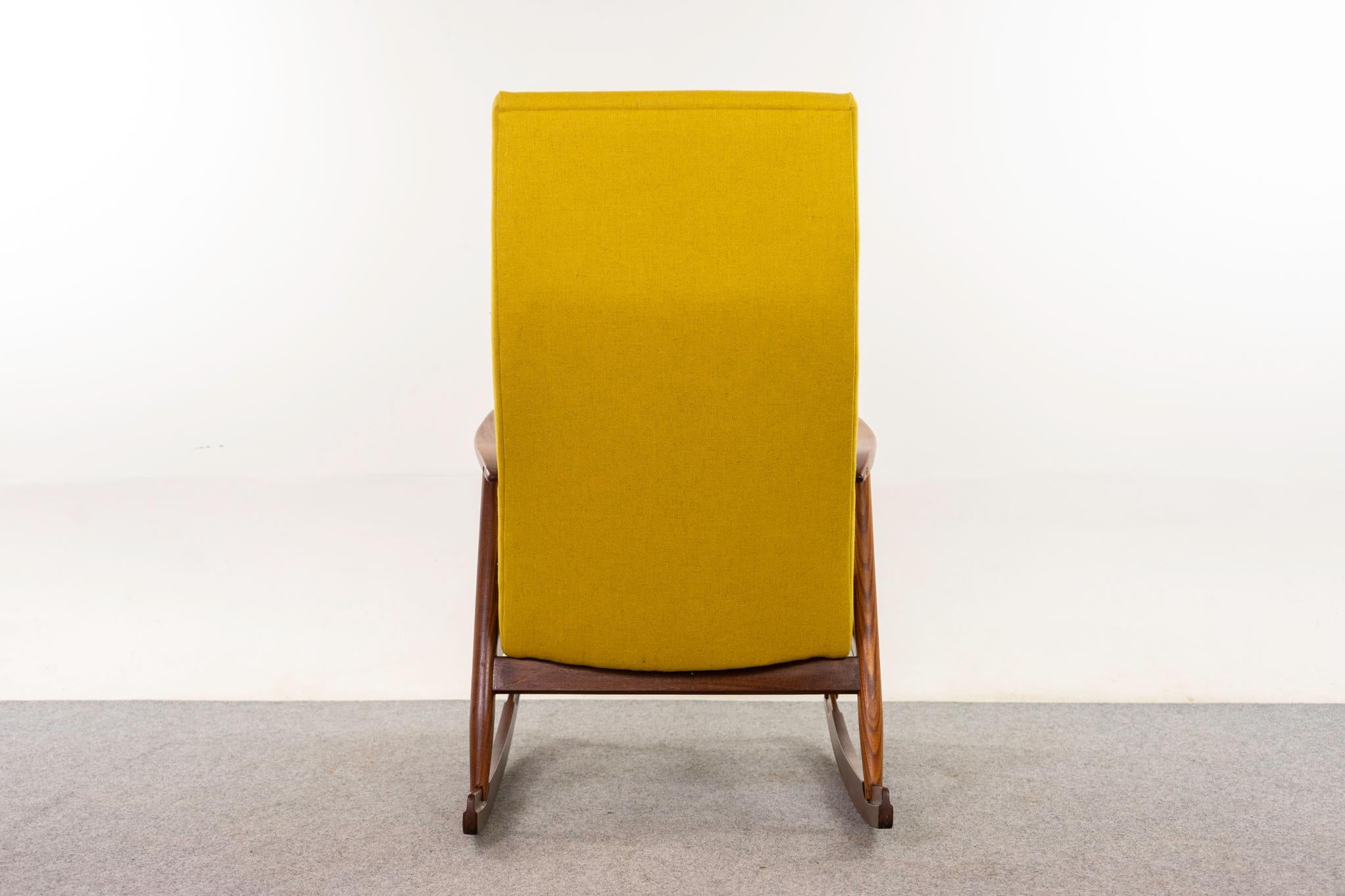 Sedia a dondolo moderna danese in teak in vendita 2