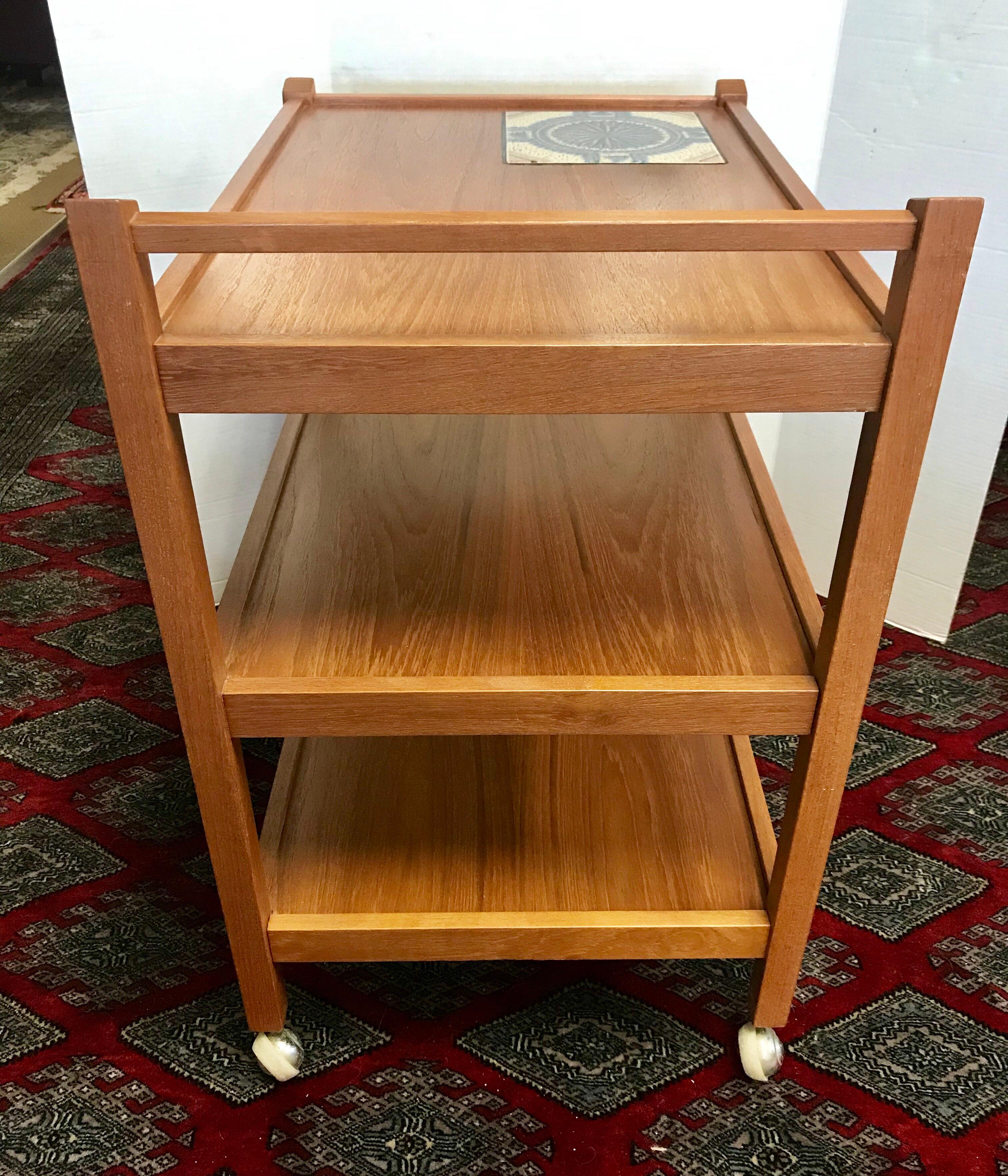 Danish Modern Teak Rolling Bar Cart Tea Trolley Cart Caddy with Tile Insert Top In Good Condition In West Hartford, CT