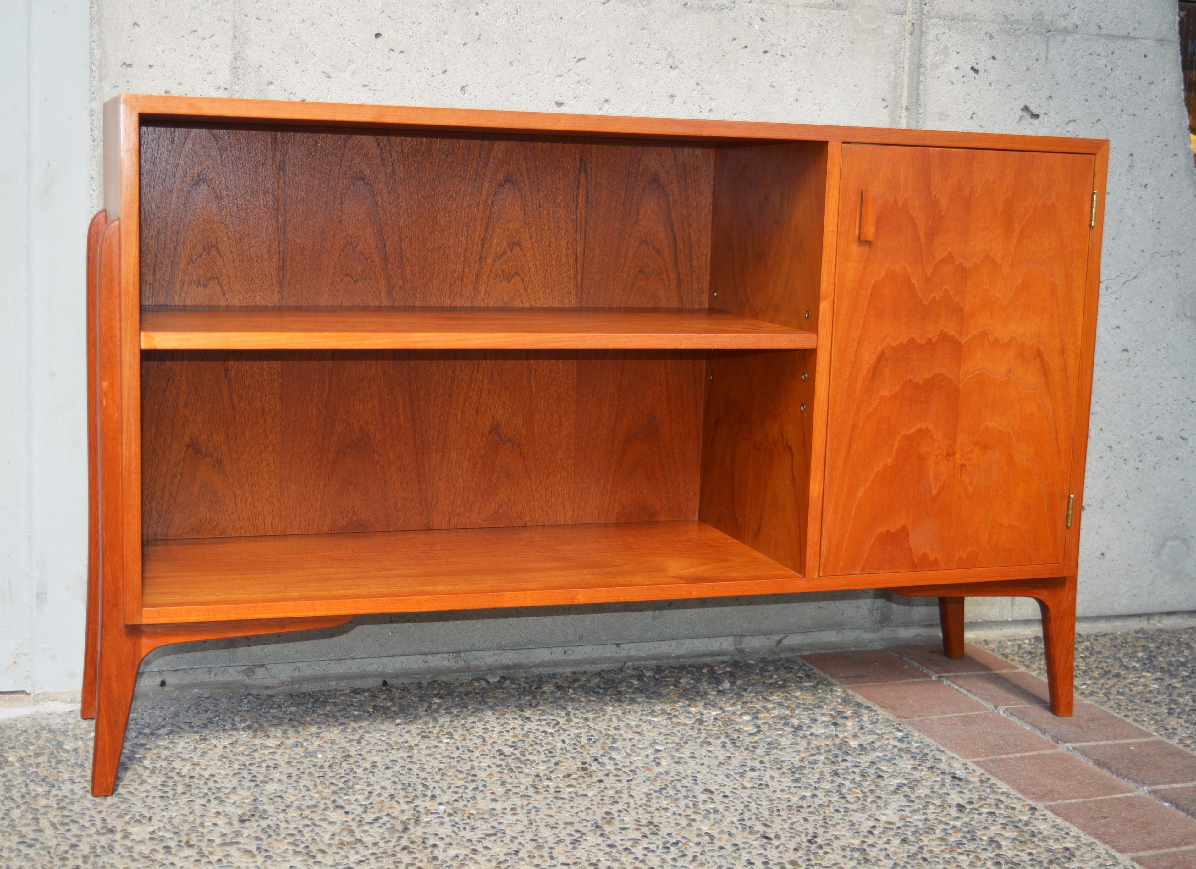 Danish Modern Teak Room Divider or Cabinet with Exposed Legs and Finished Back In Good Condition In New Westminster, British Columbia
