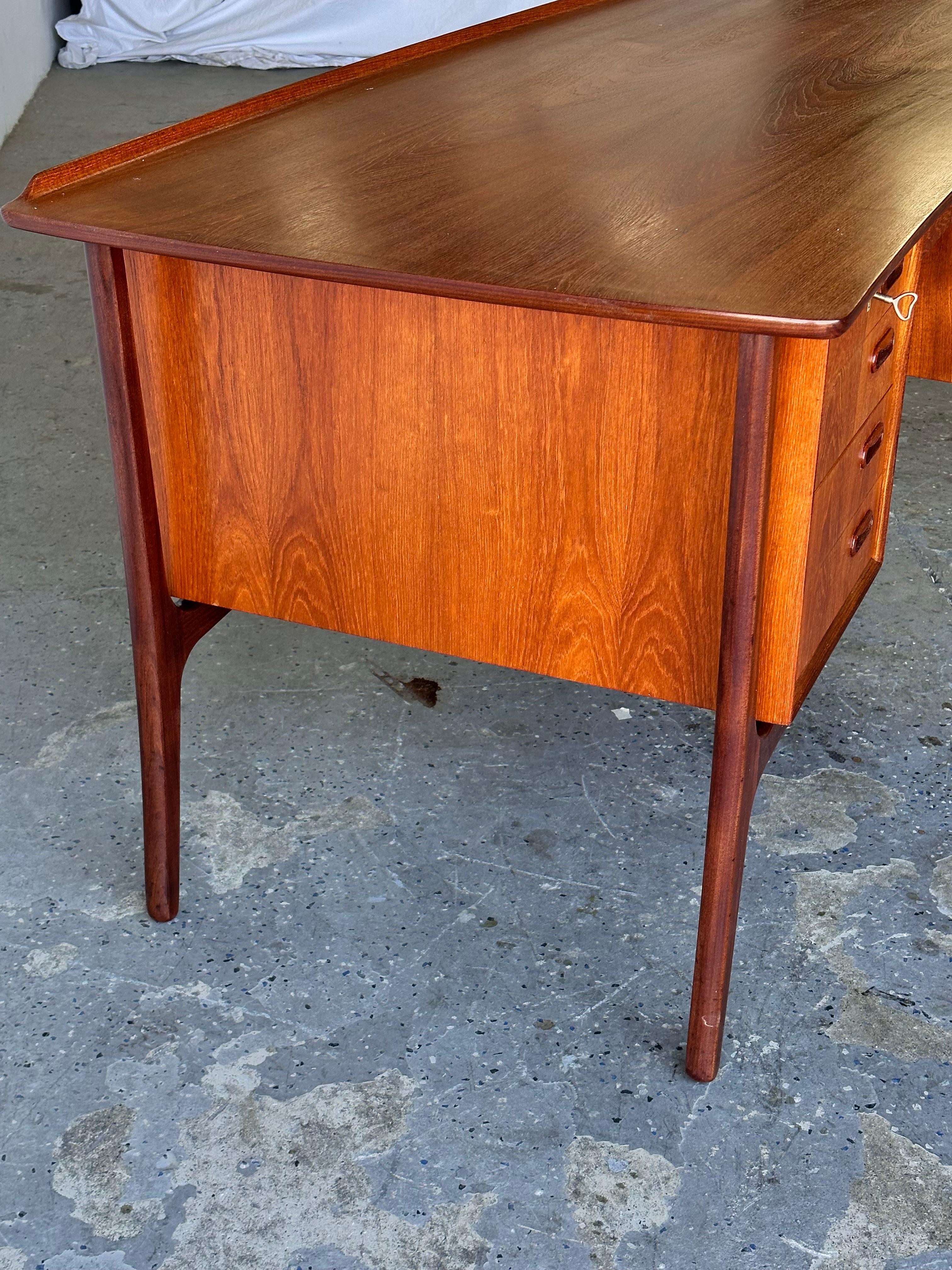 Danois  Bureau danois moderne en teck et bois de rose de Svend Madsen