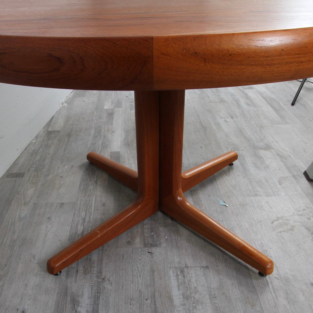 Danish Modern Teak Round Dining Table for 4 In Good Condition For Sale In New London, CT
