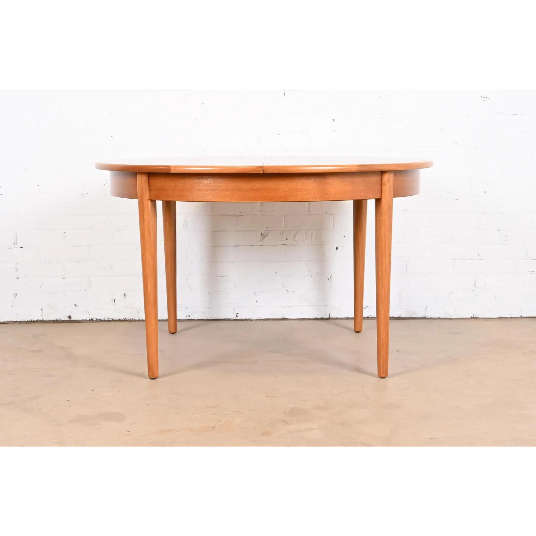 A gorgeous mid-century Danish Modern teak round dining table

In the manner of Harry Østergaard for Moreddi

Denmark, Circa 1960s

Measures: 48