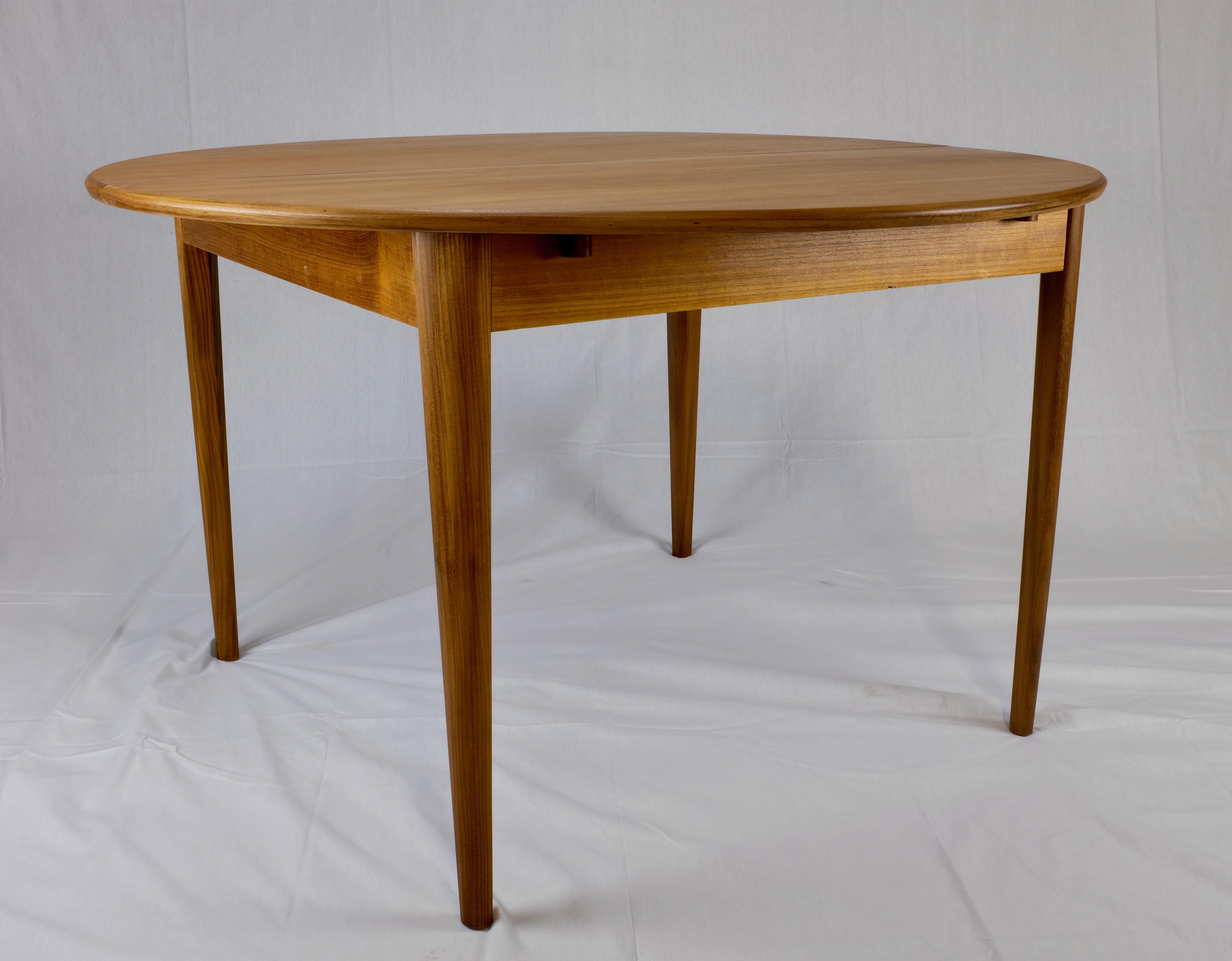 Danish Modern Teak Round Dining Table with Butterfly Leaf In Excellent Condition In Ottawa, ON