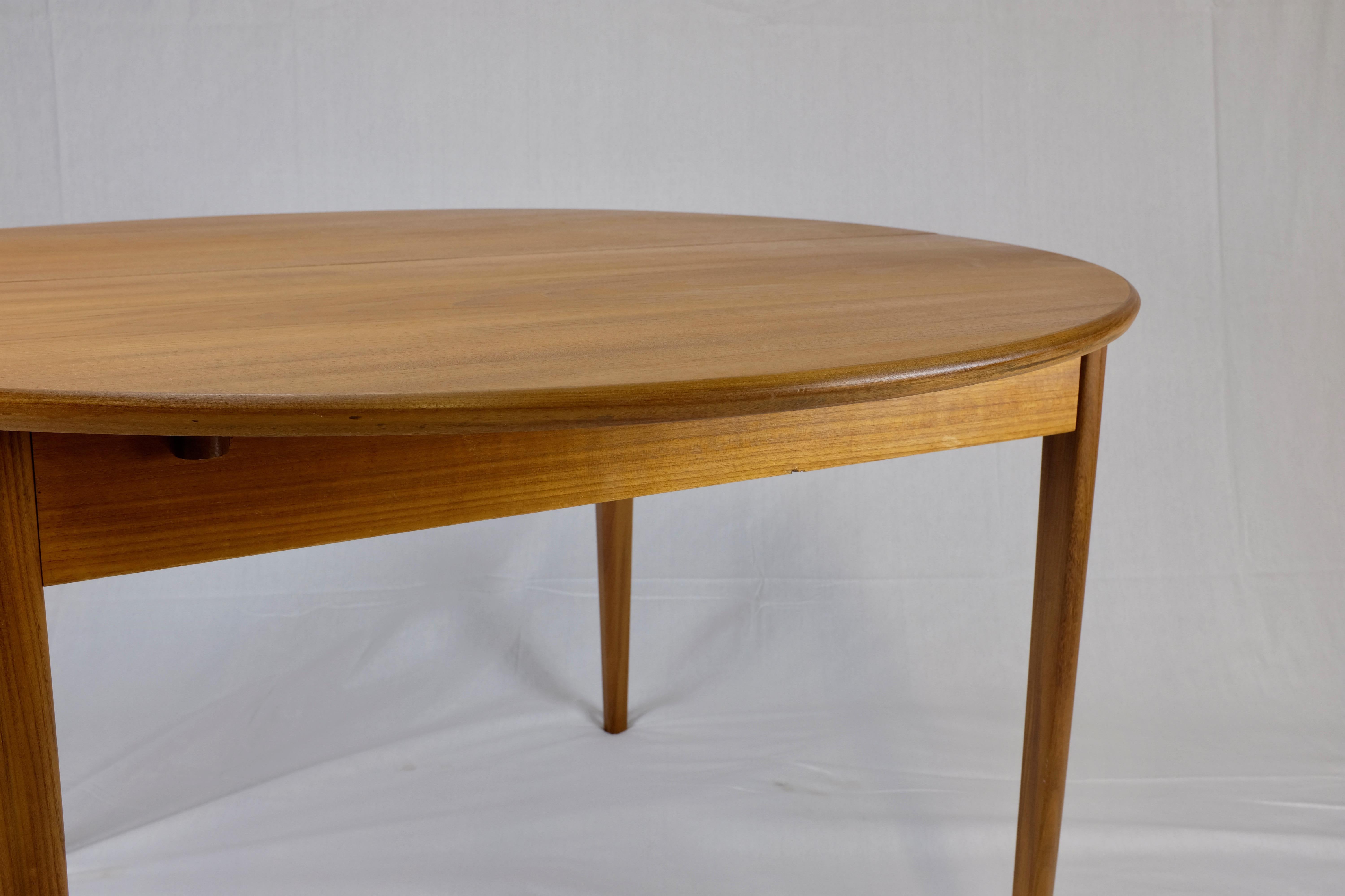 Danish Modern Teak Round Dining Table with Butterfly Leaf 3