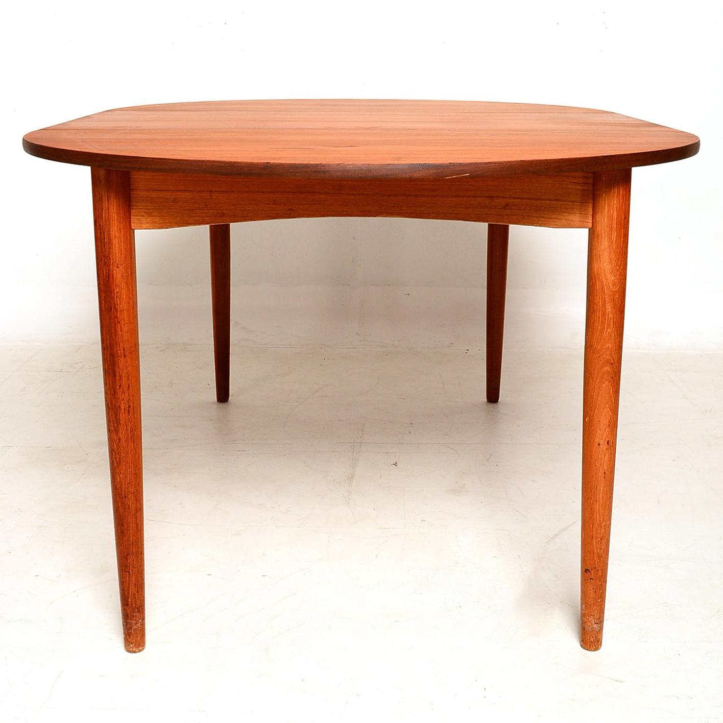 Scandinavian Modern Danish Modern Teak Round Oval Dining Table