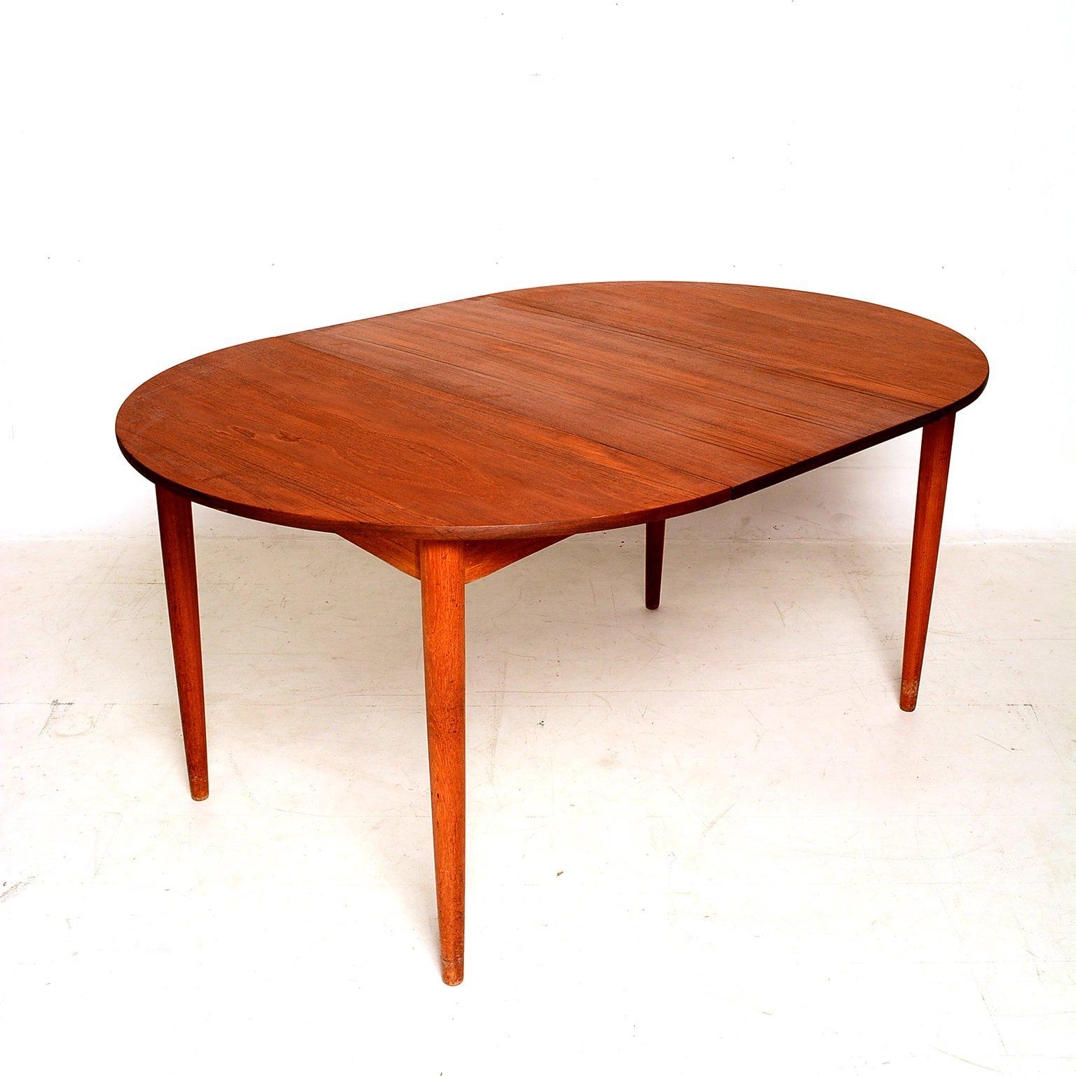 Danish Modern Teak Round Oval Dining Table In Excellent Condition In Chula Vista, CA