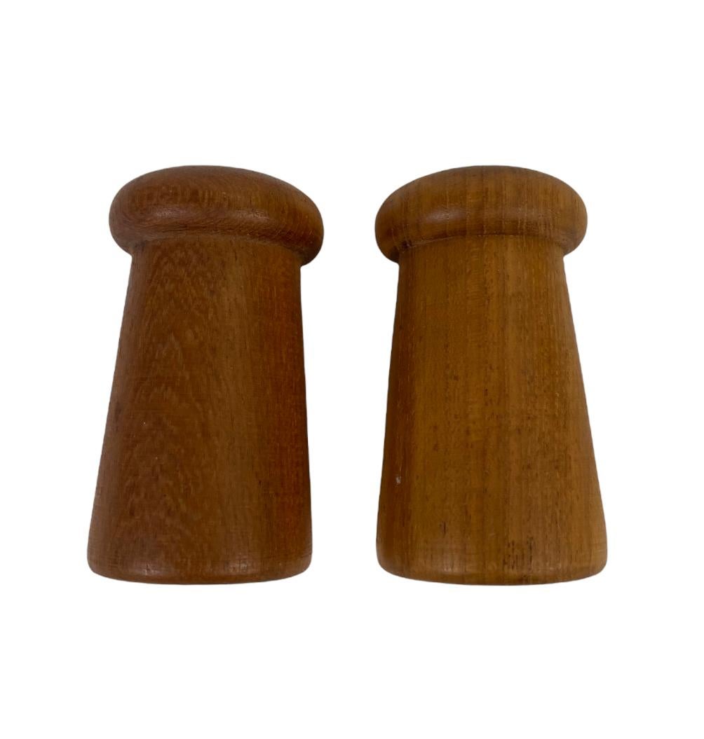 Danish Modern Teak Salt and Pepper Shakers In Good Condition For Sale In Brooklyn, NY