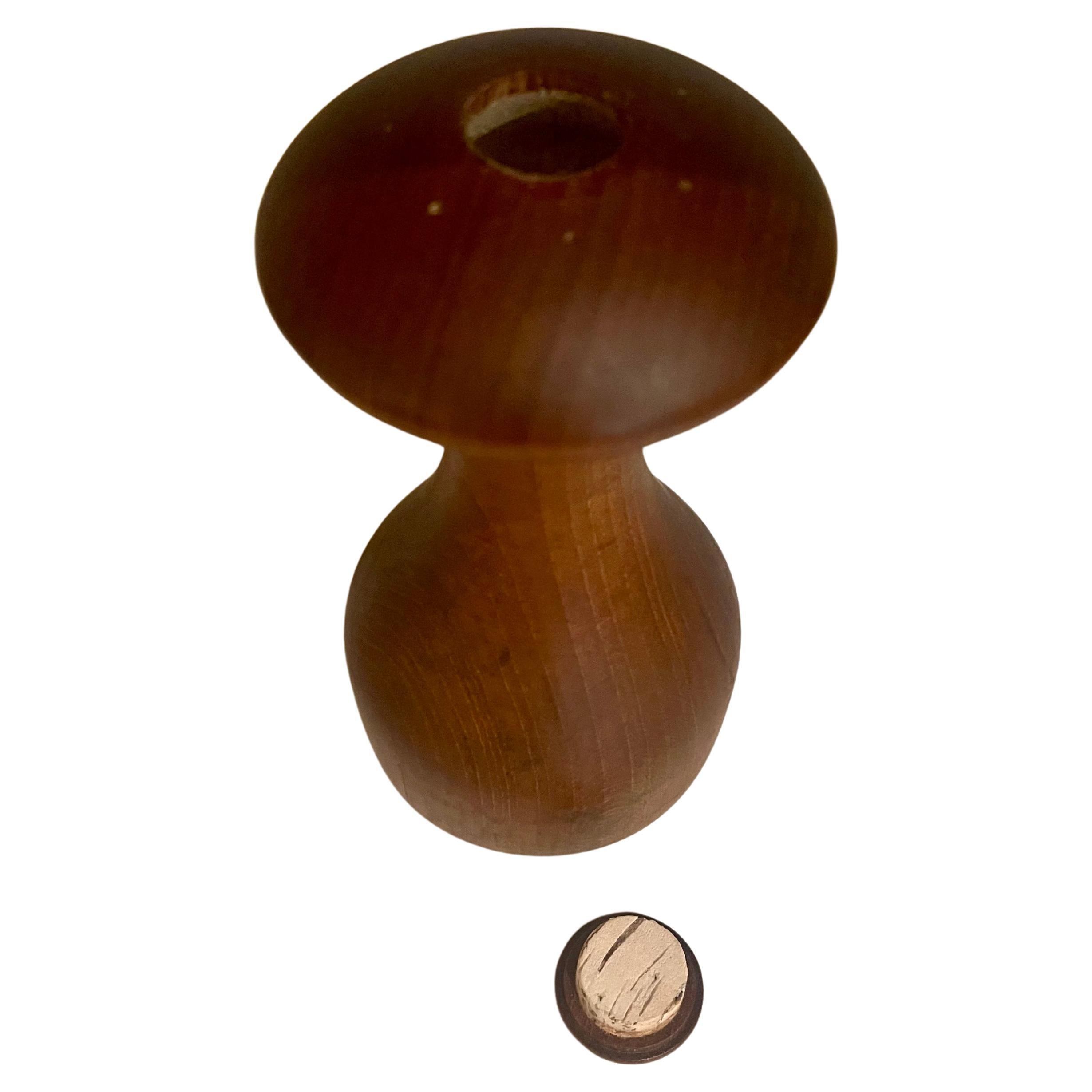 Superbe design pour cette salière et poivrière en teck massif, conçue par Quistgaard pour Dansk , Made in Denmark , circa 1960's.