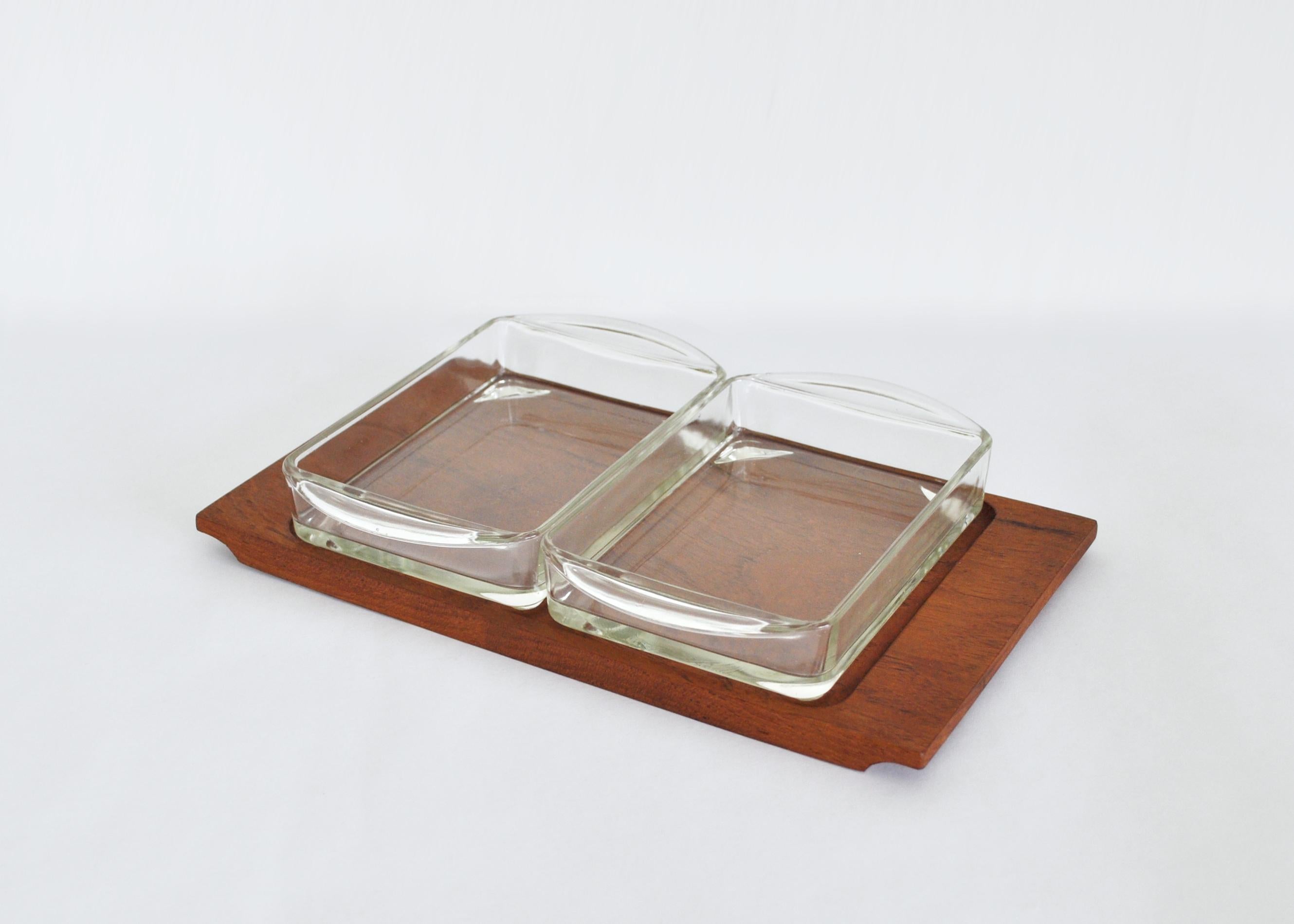 Danish modern solid teak serving tray with two glass bowls by Wiggers, Denmark 1960s.
Excellent vintage condition.