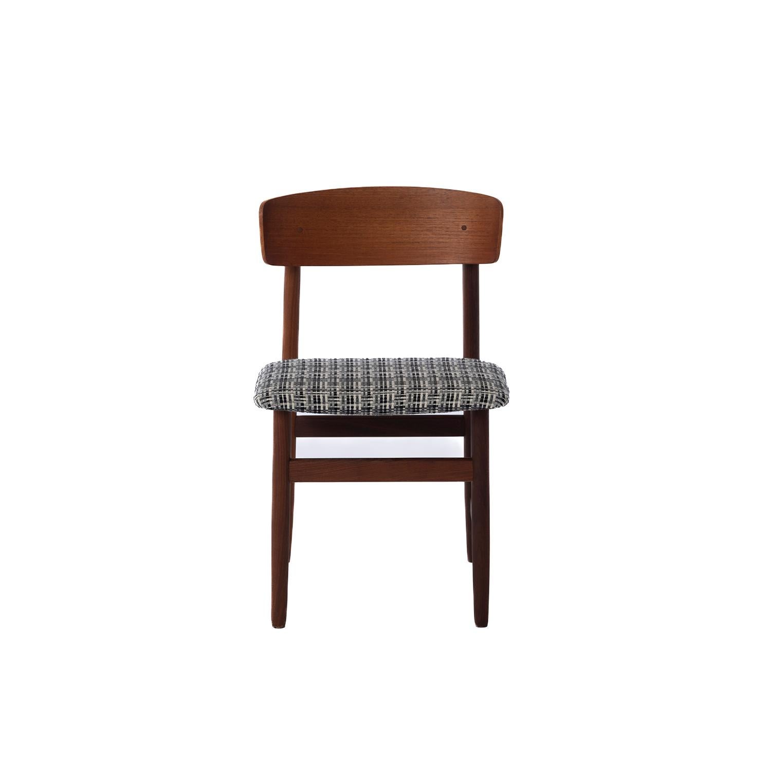 Danish Modern Teak Set of Four Dining Chairs In Excellent Condition In Minneapolis, MN