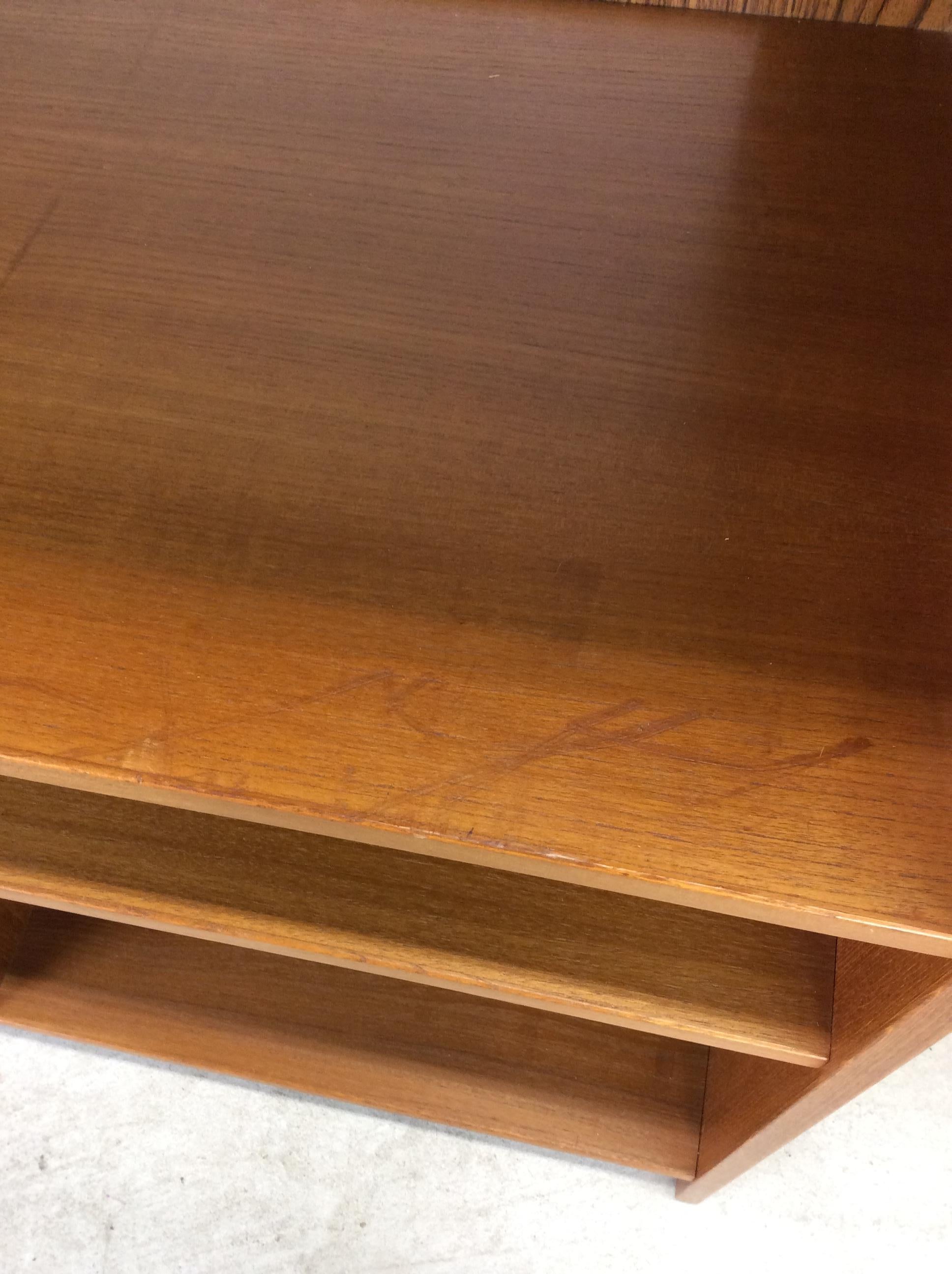 Scaffalatura moderna danese in teak con archivio verticale per dischi in vendita 2
