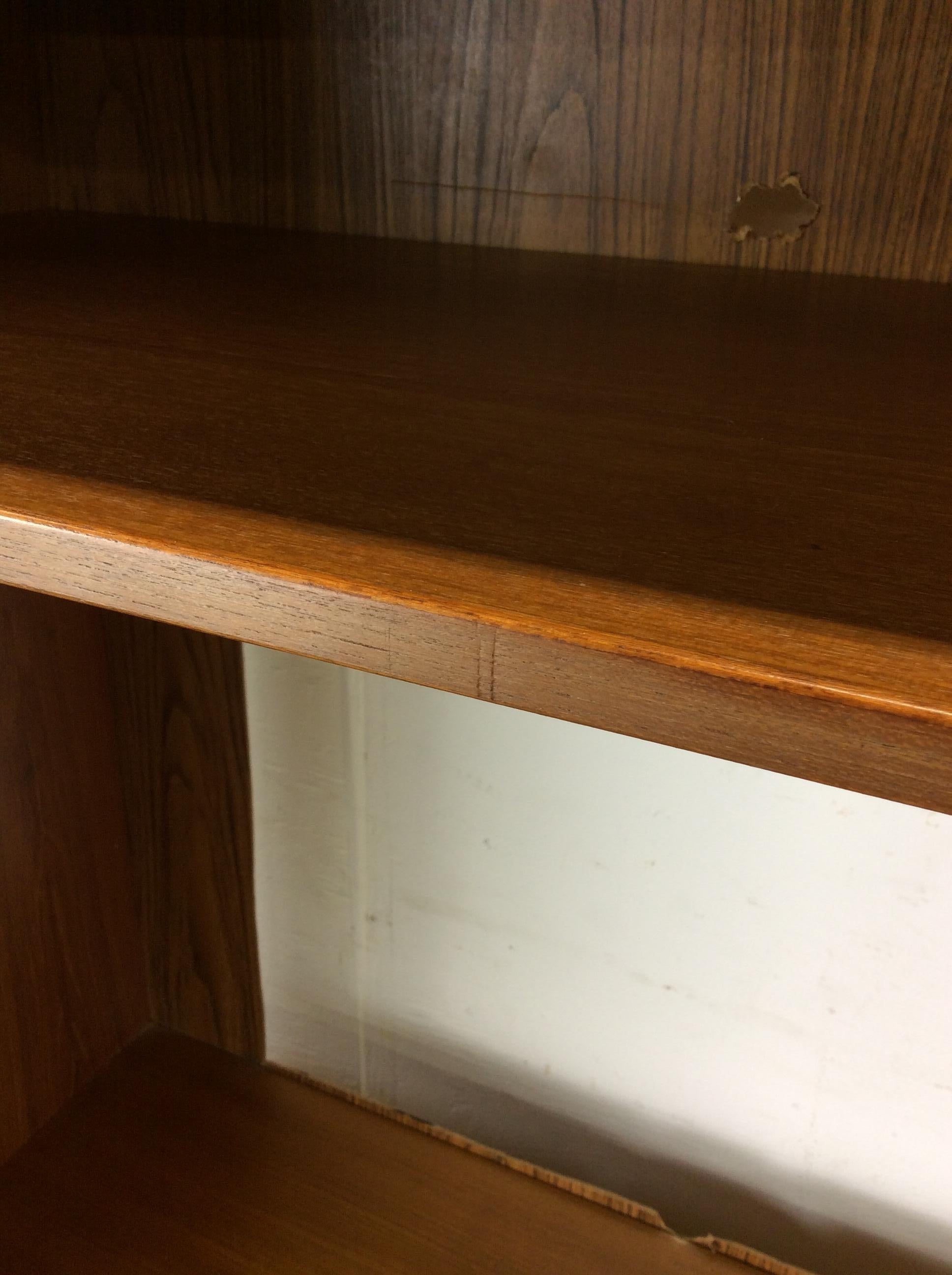 Scaffalatura moderna danese in teak con archivio verticale per dischi in vendita 3