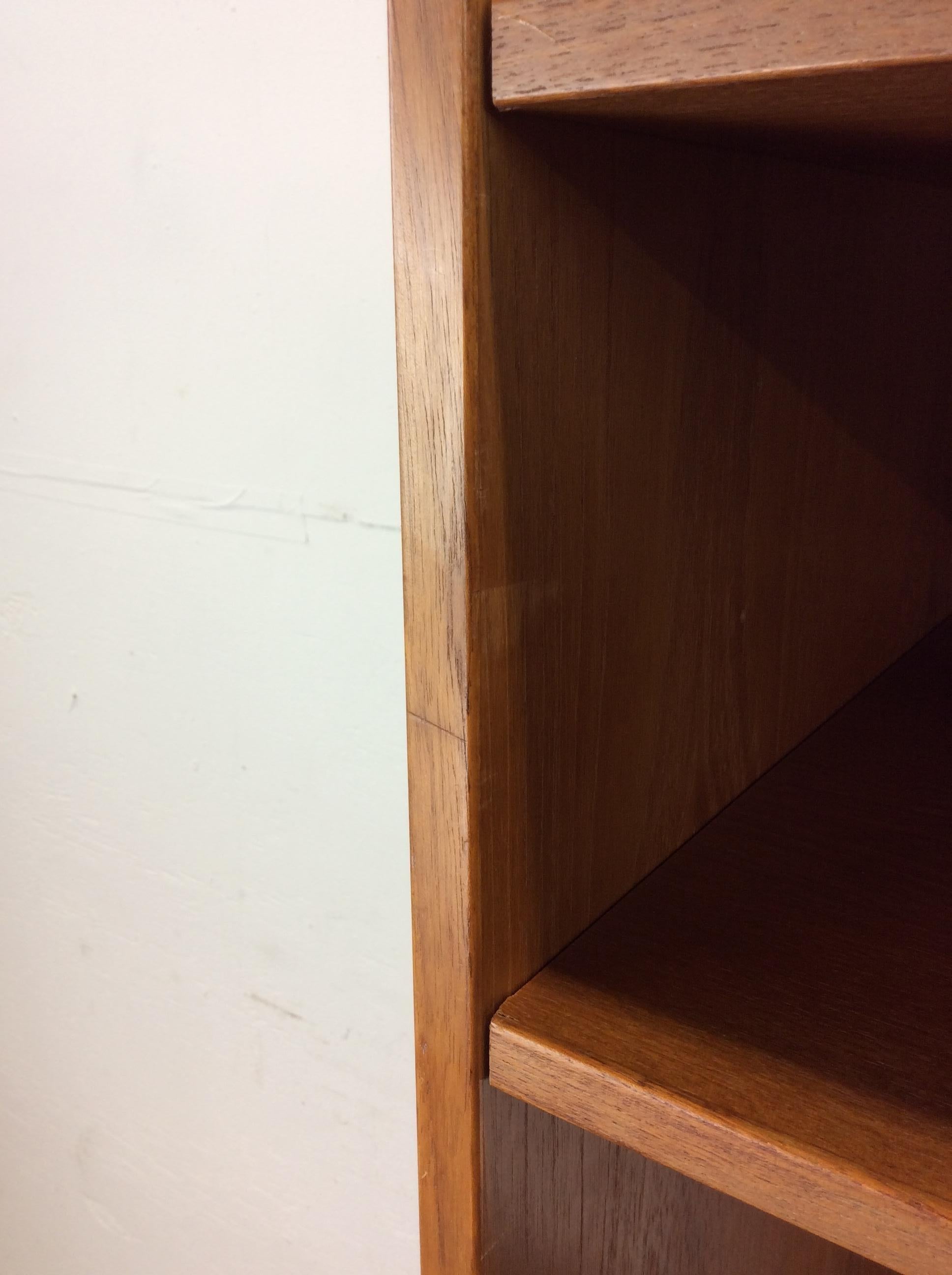 Scaffalatura moderna danese in teak con archivio verticale per dischi in vendita 4