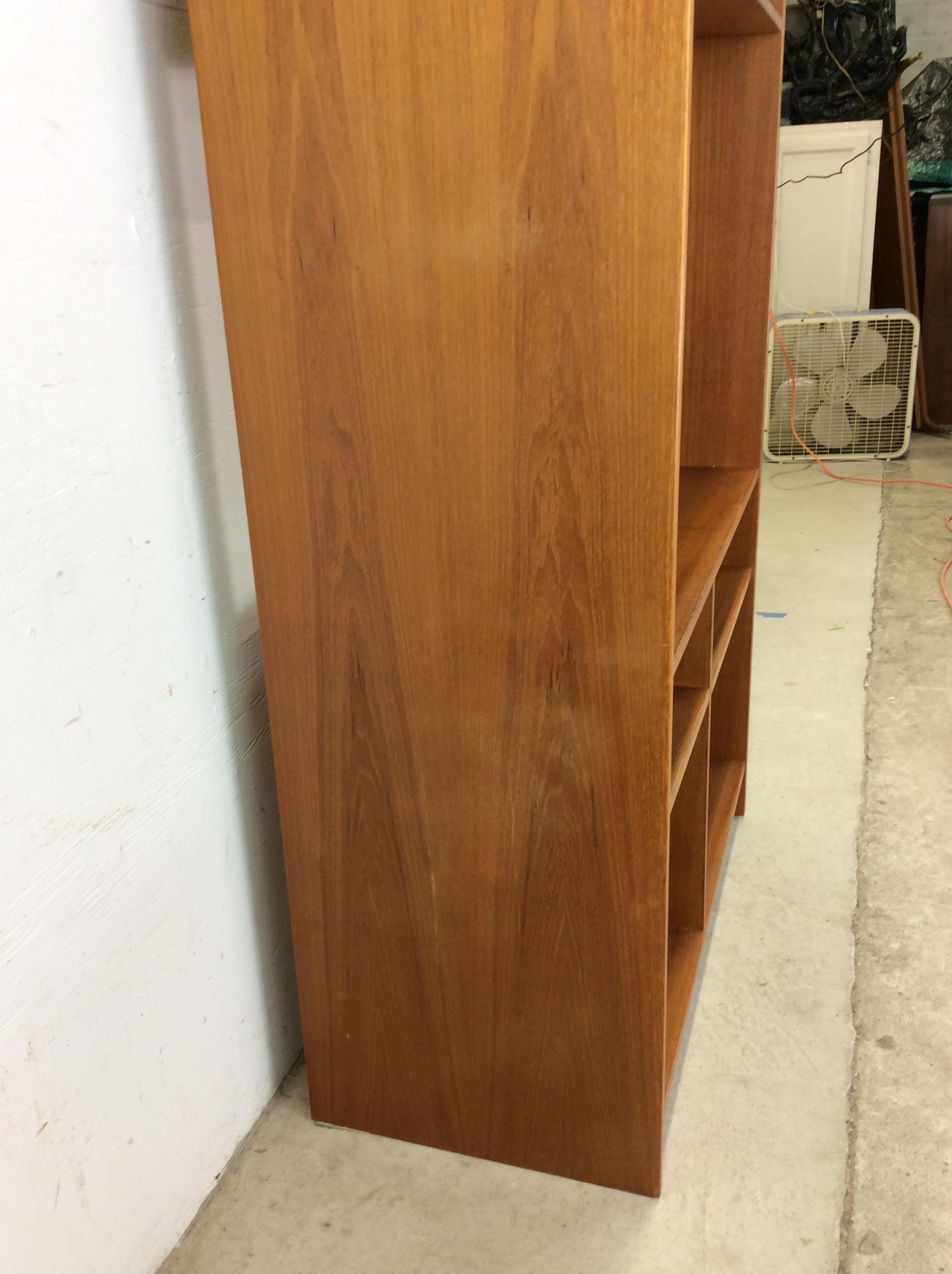 Scaffalatura moderna danese in teak con archivio verticale per dischi in vendita 10