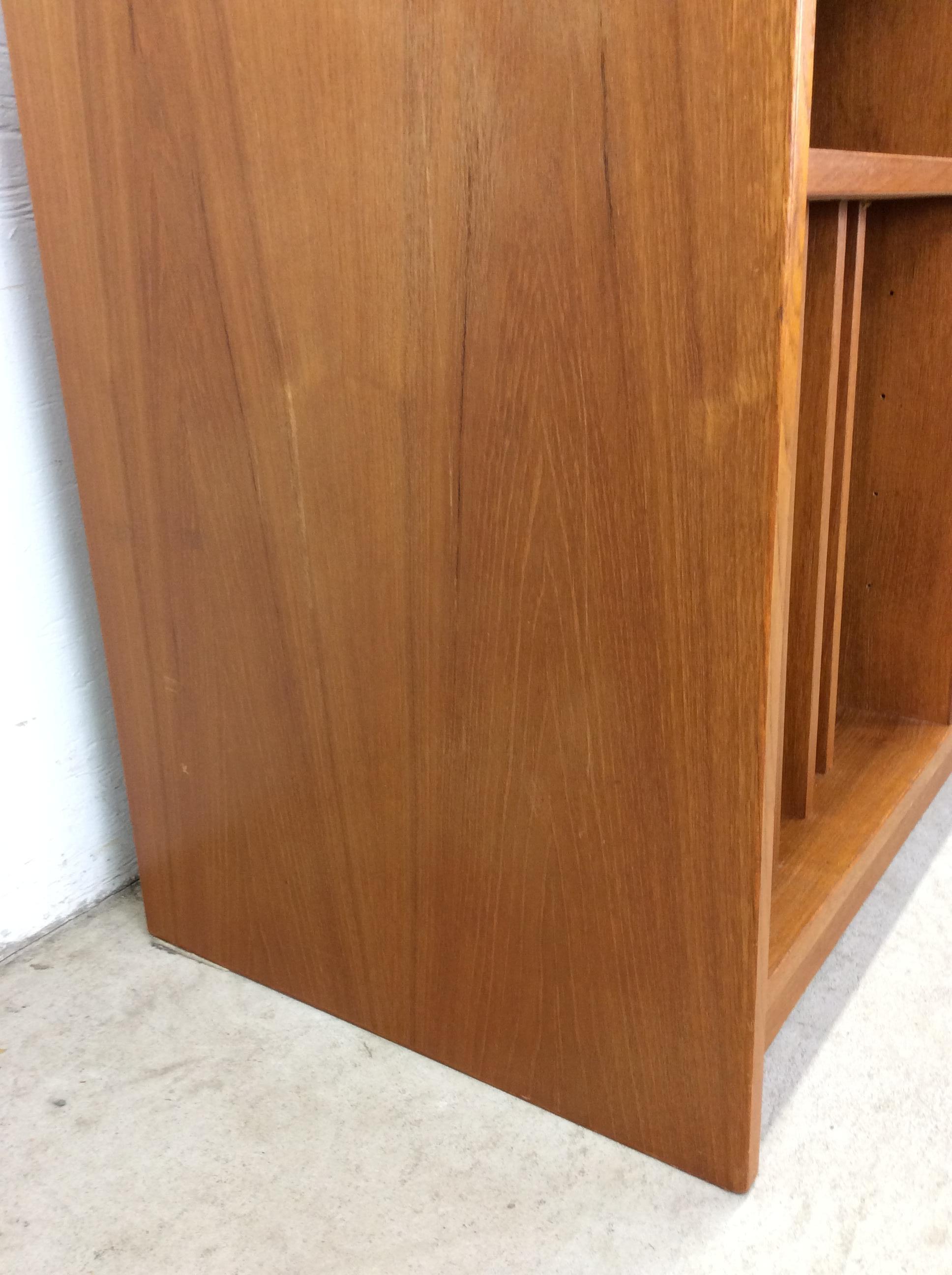 Scaffalatura moderna danese in teak con archivio verticale per dischi in vendita 11