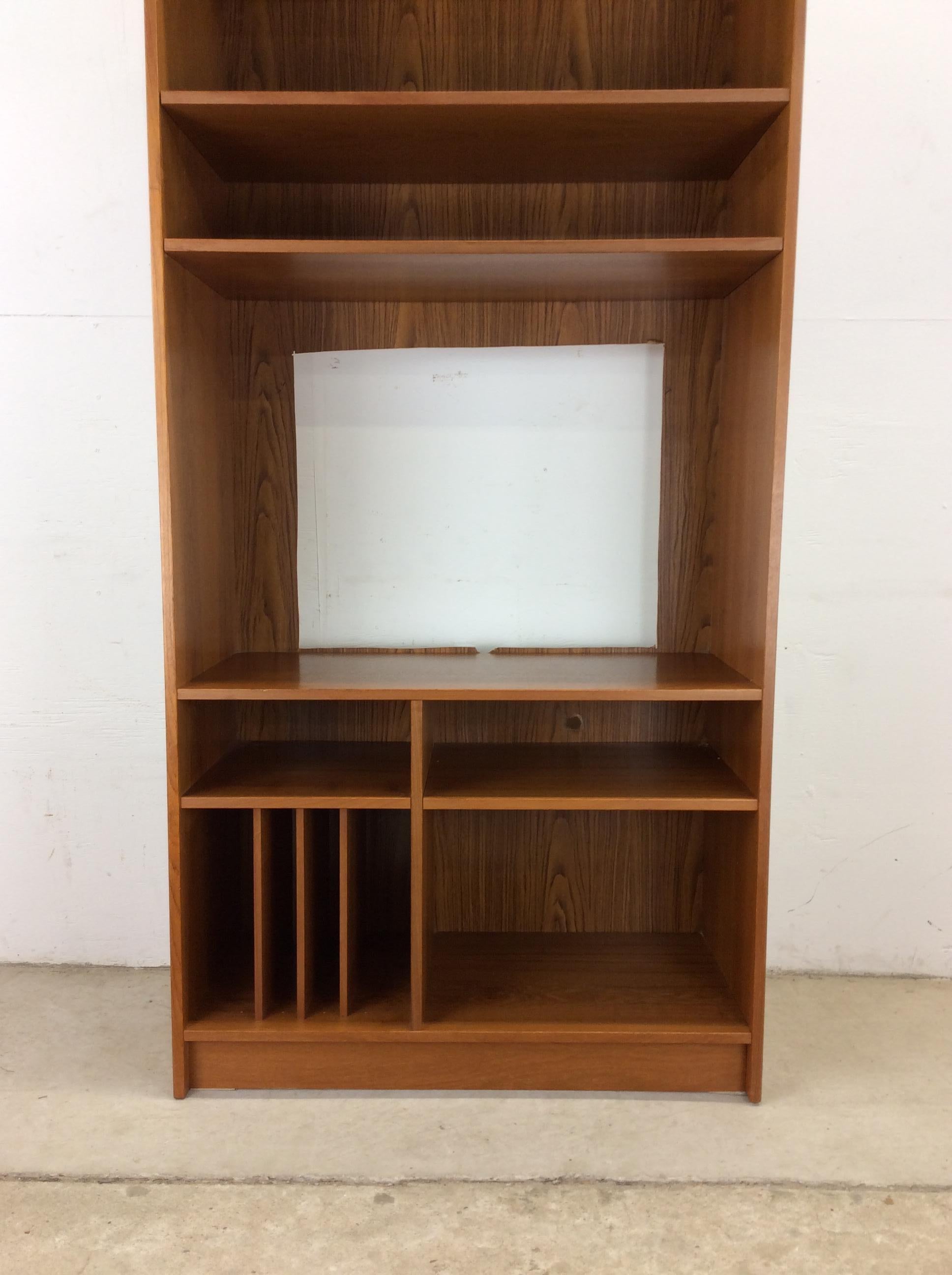 Scandinavo moderno Scaffalatura moderna danese in teak con archivio verticale per dischi in vendita