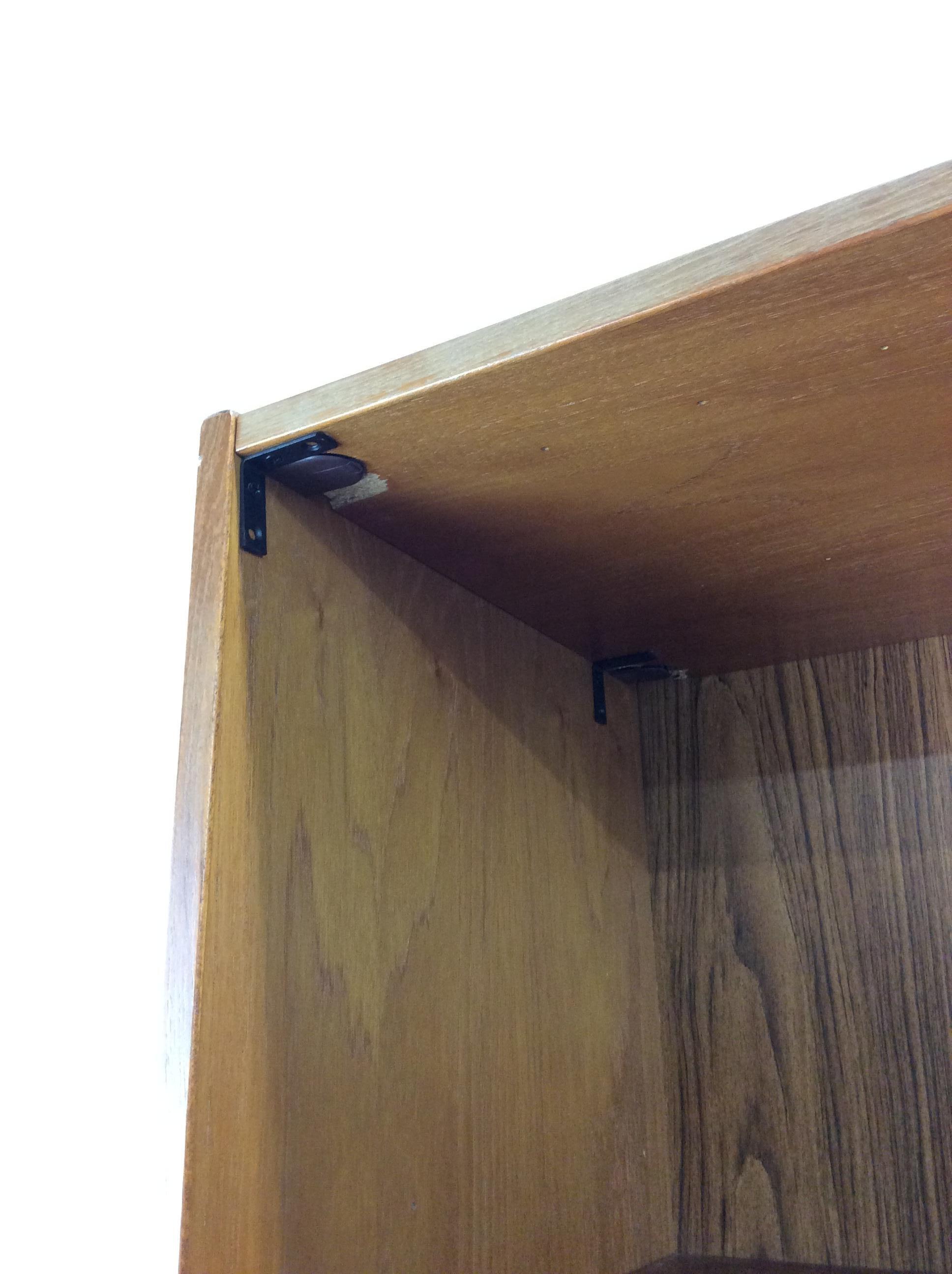 Impiallacciato Scaffalatura moderna danese in teak con archivio verticale per dischi in vendita