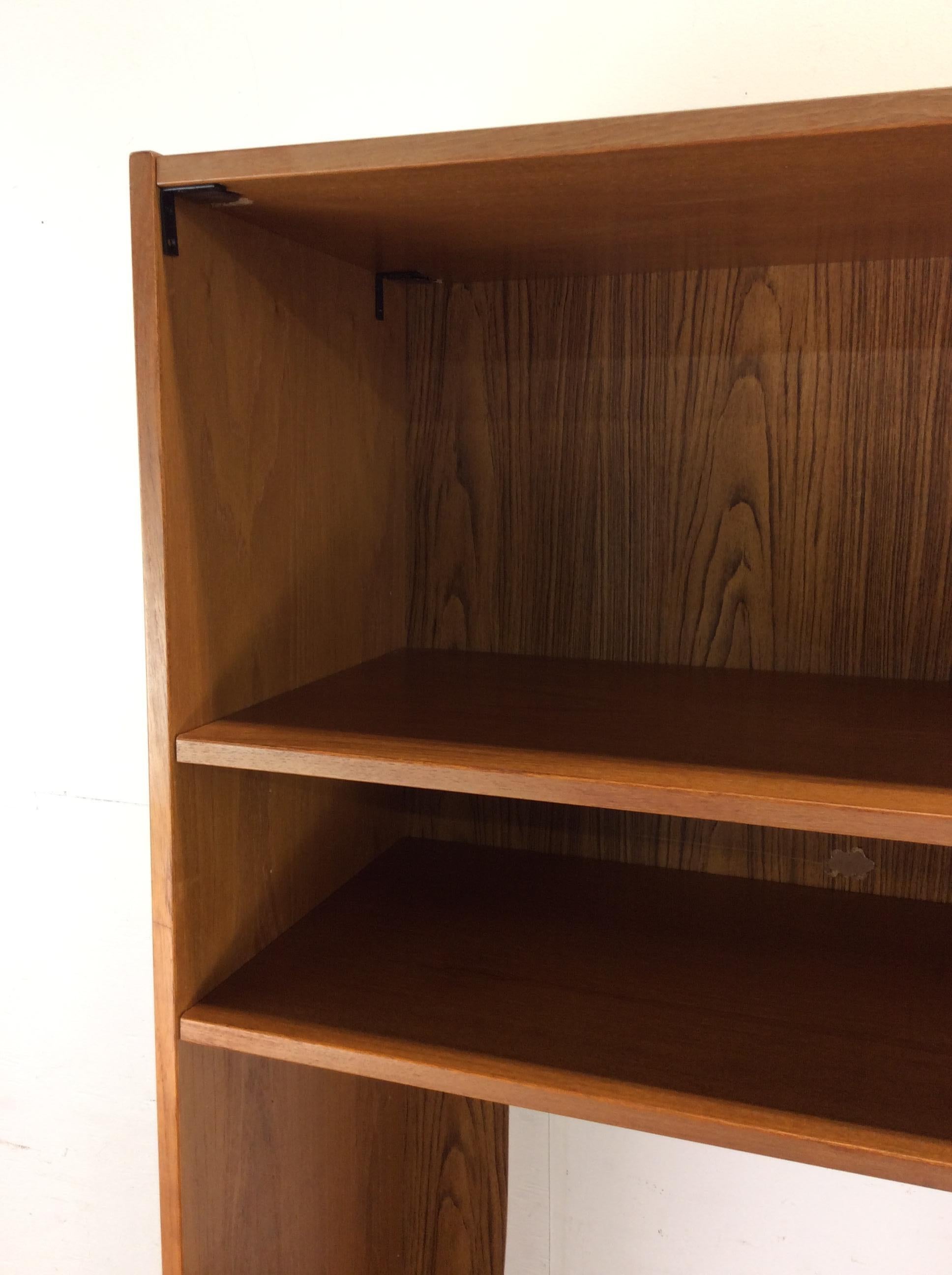 Teak Scaffalatura moderna danese in teak con archivio verticale per dischi in vendita