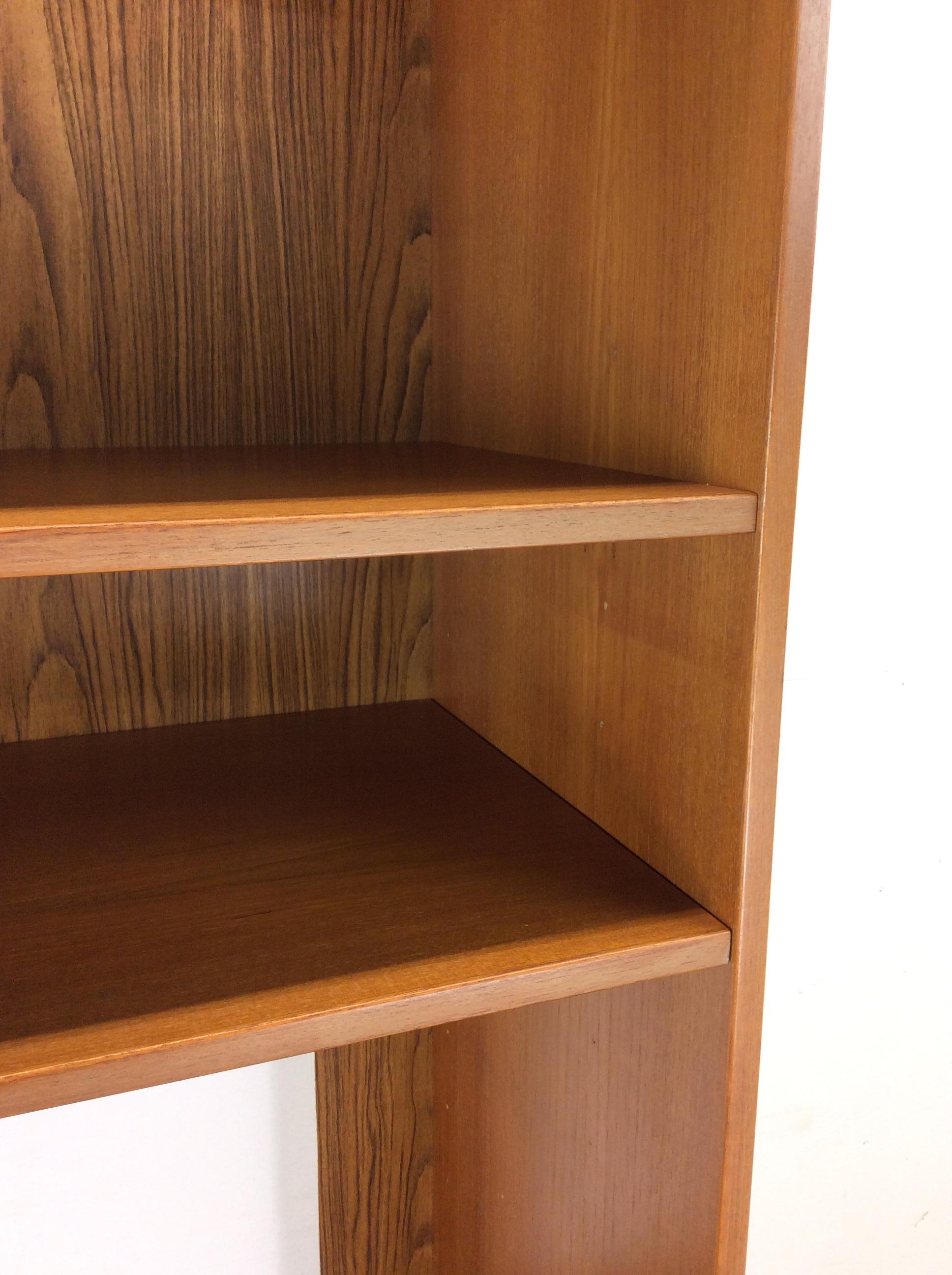 Scaffalatura moderna danese in teak con archivio verticale per dischi in vendita 1