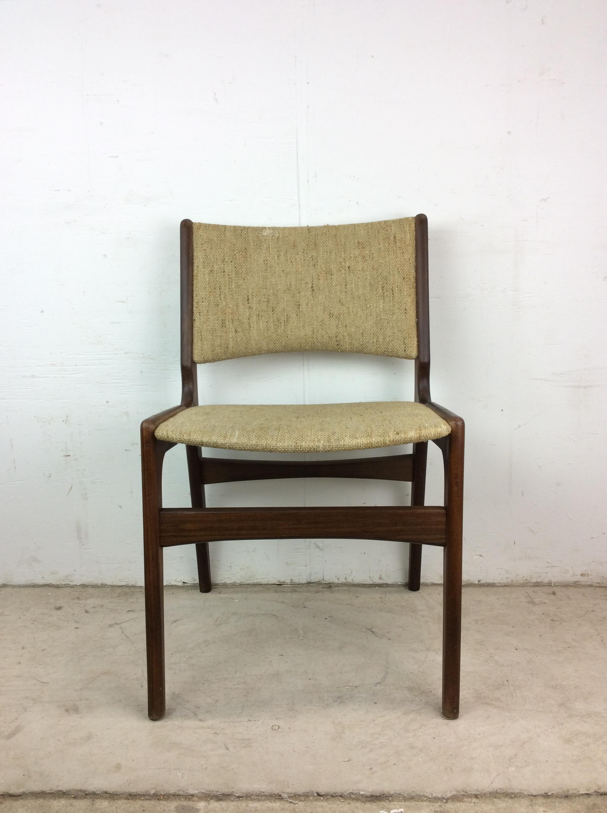 Questa poltrona moderna danese è realizzata in legno massiccio, con finitura originale in noce, imbottitura vintage e alte gambe affusolate.

Dimensioni: 19,5w 23d 30,5h 18sh

Note sulle condizioni: La tappezzeria vintage è in discrete condizioni.