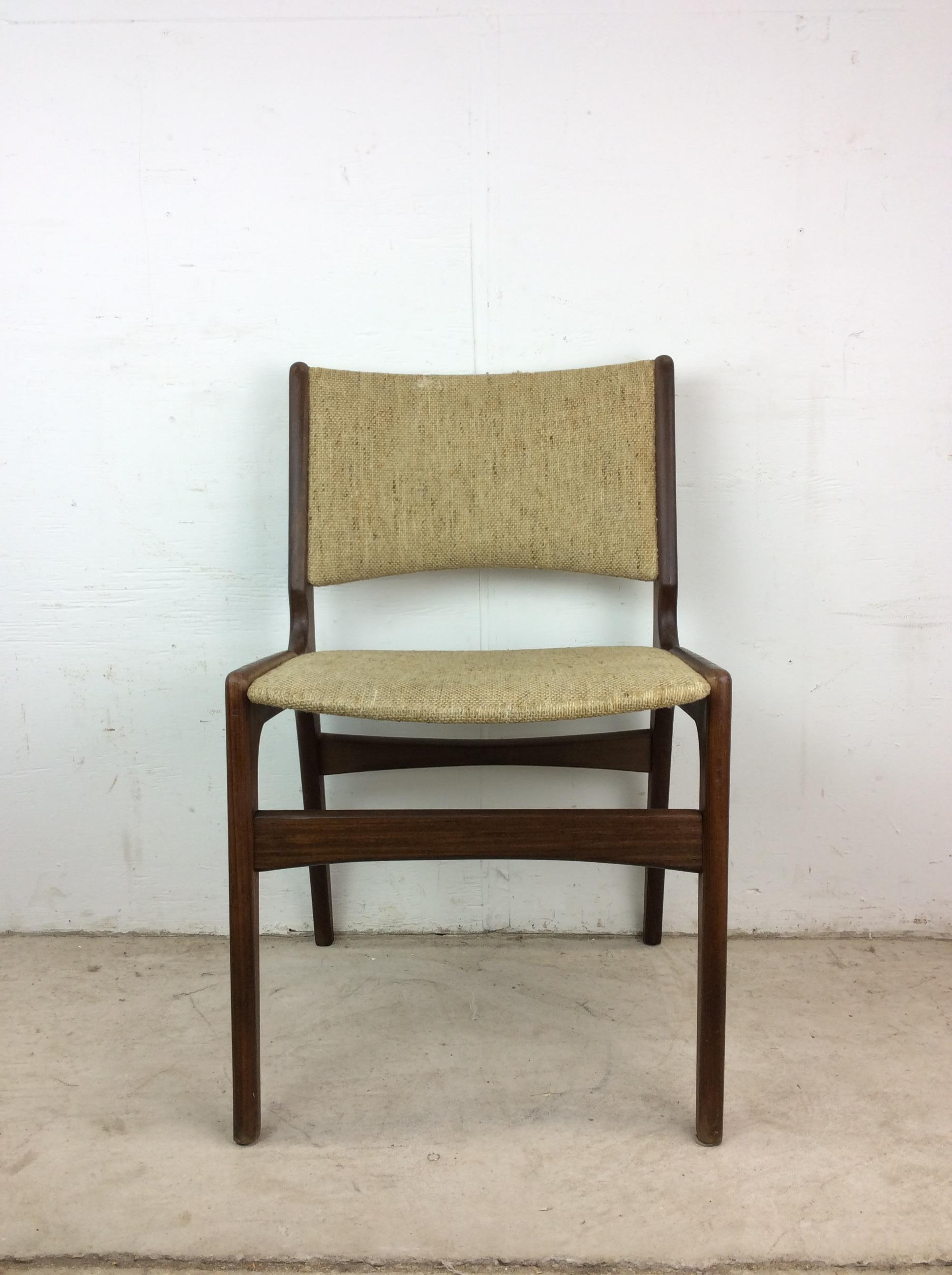 Scandinavo moderno Sedia danese moderna in teak con tappezzeria vintage in vendita