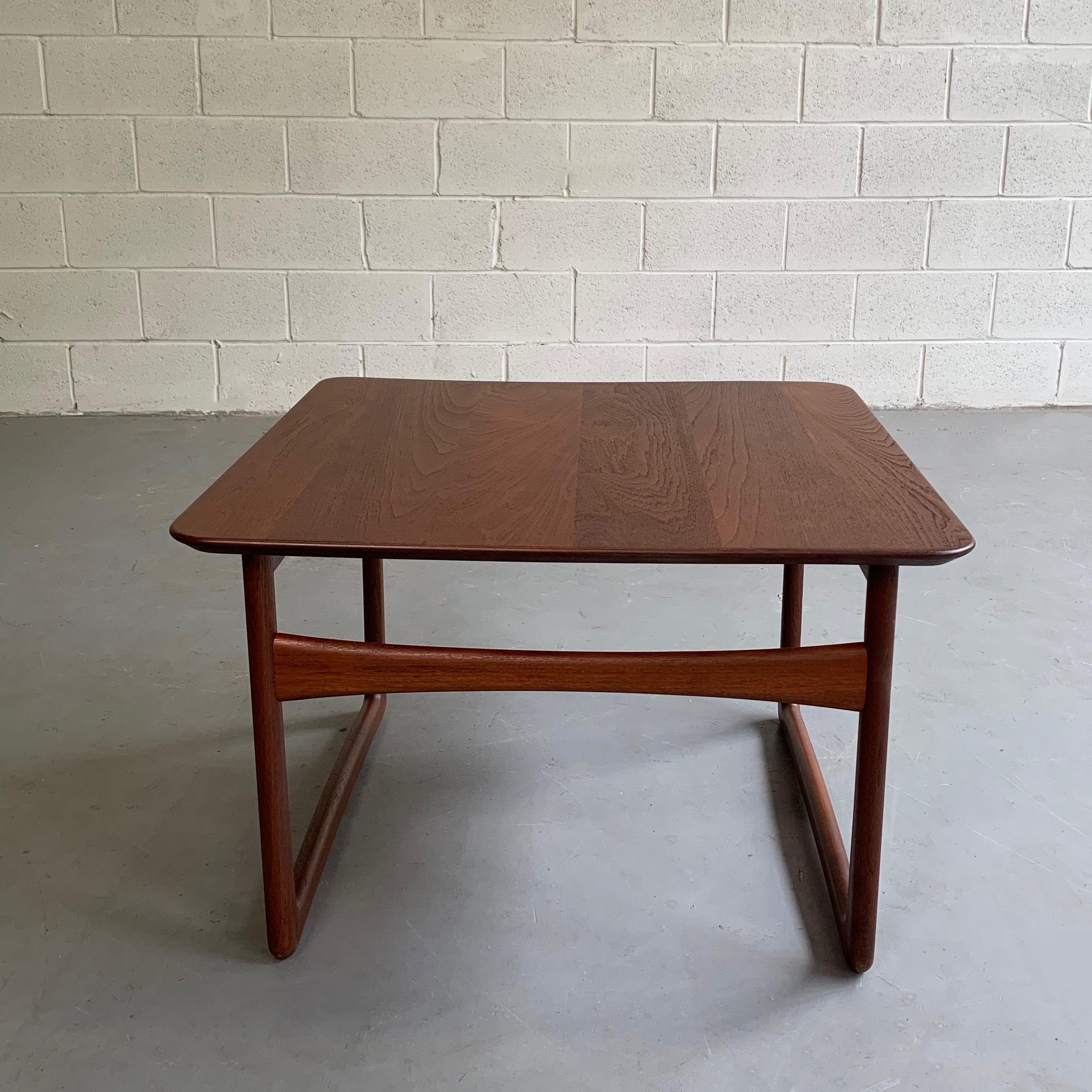 Danish Modern Teak Side Table by Peter Hvidt & Orla Mølgaard-Nielsen In Good Condition For Sale In Brooklyn, NY
