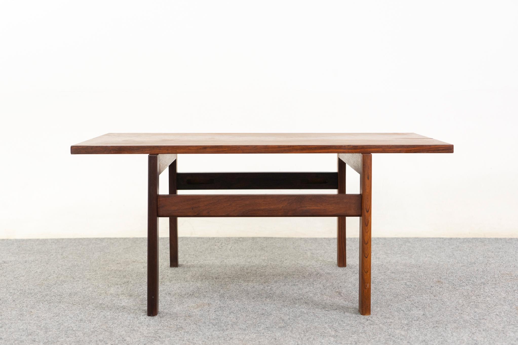 Tavolino danese in teak, anni '60 circa. Superfici piane impiallacciate in teak e gambe in legno massiccio. Cassetto elegante e profondo con maniglia semplice e comodo ripiano. Ruote originali scorrevoli e rimovibili.  

Oggetto non restaurato con
