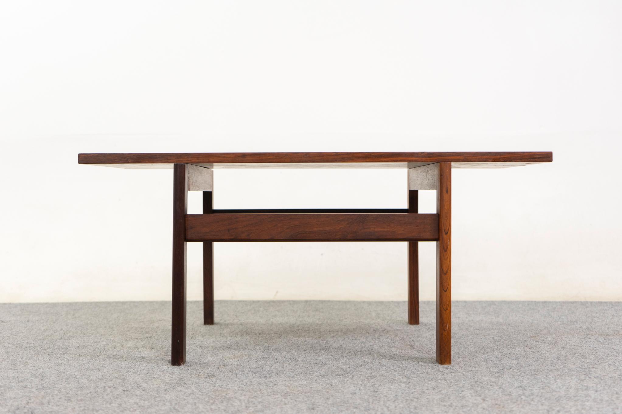 Scandinavo moderno Tavolino danese moderno in teak in vendita