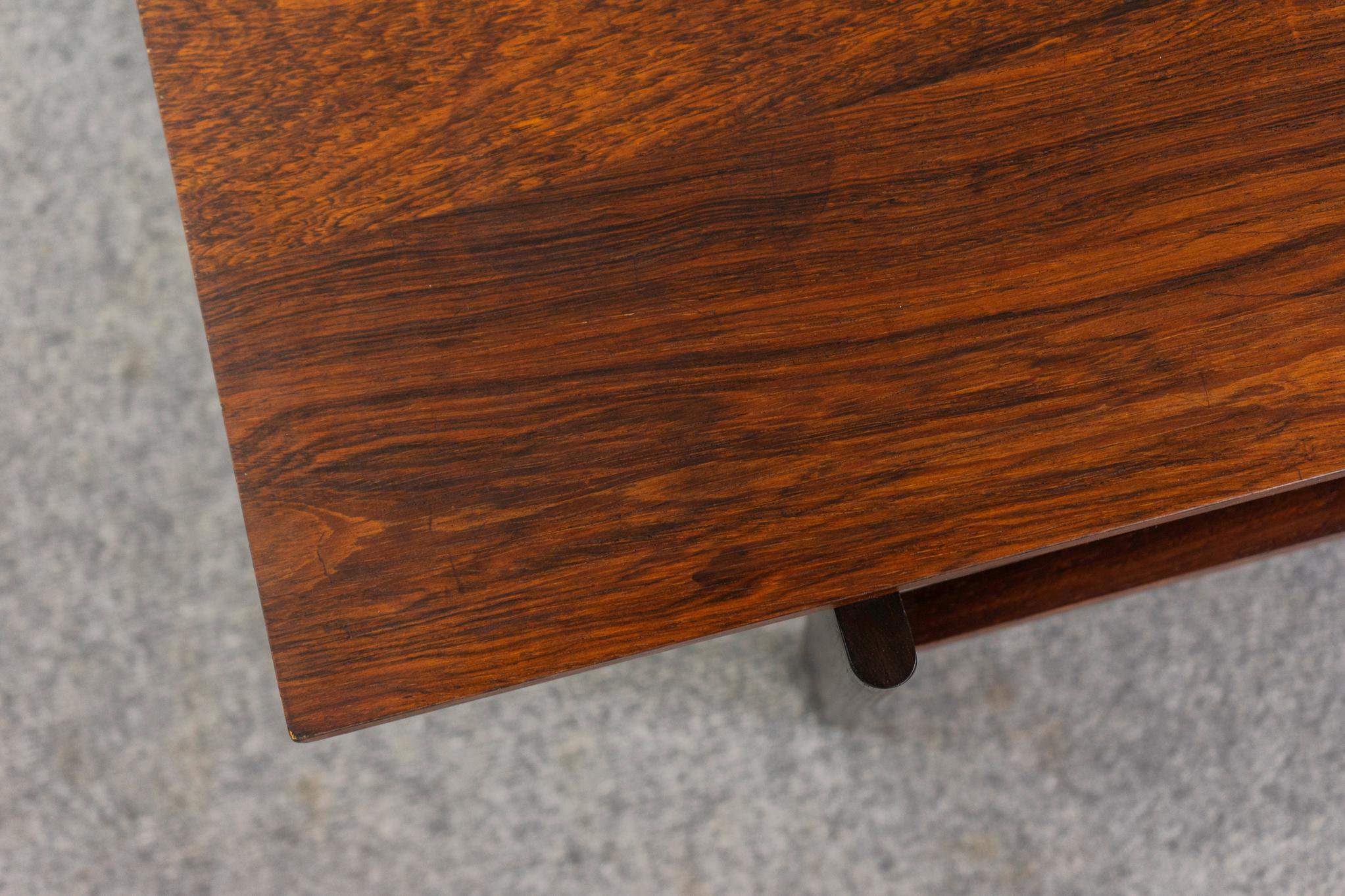 Impiallacciato Tavolino danese moderno in teak in vendita