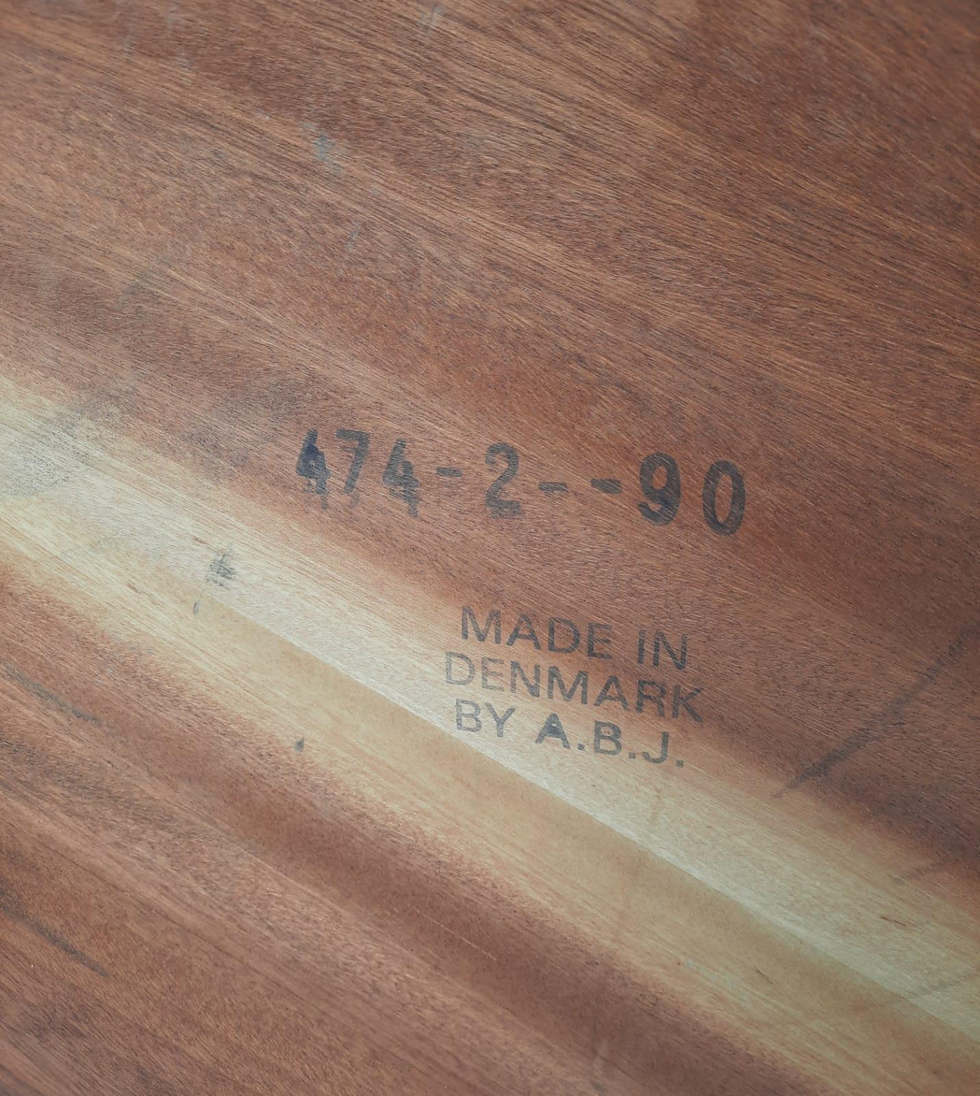 Dänischer moderner dänischer Beistelltisch aus Teakholz im Angebot 1