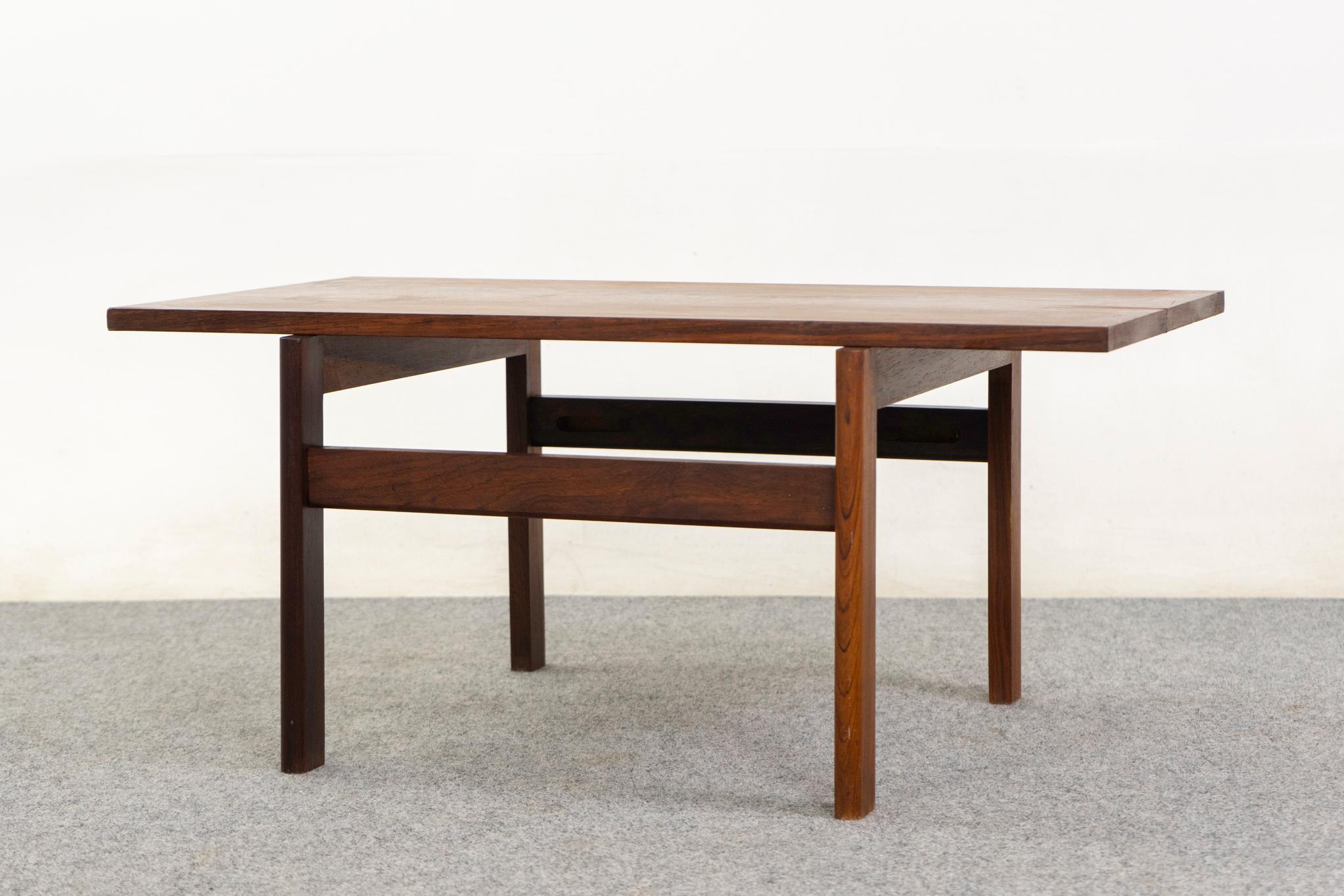 Tavolino danese moderno in teak In condizioni buone in vendita a VANCOUVER, CA