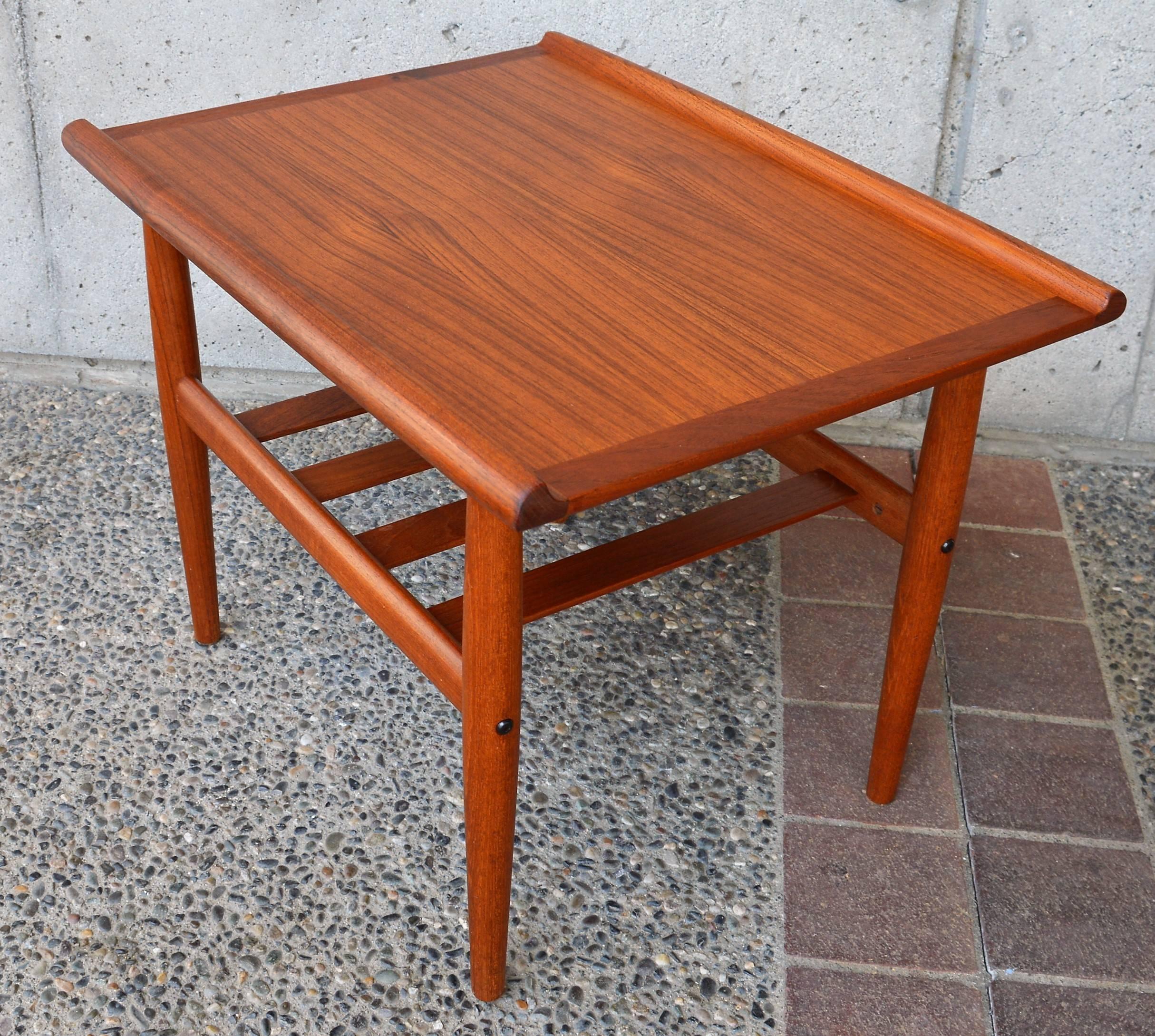 Danish Modern Teak Side Table with Flared Edges & Slat Shelf in Style of Jalk In Excellent Condition In New Westminster, British Columbia