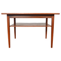 Tavolino danese moderno in teak con ripiano inferiore