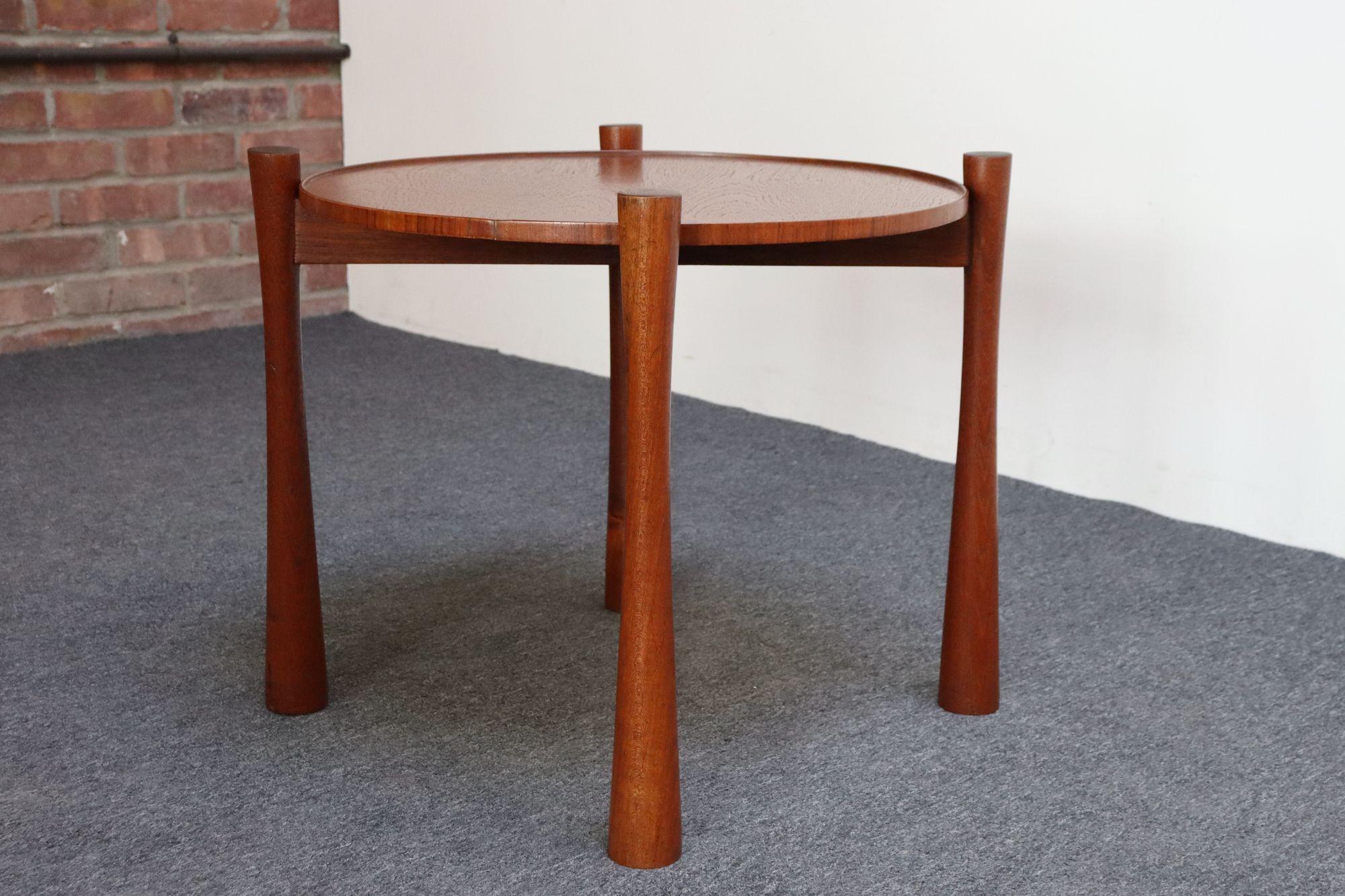 Scandinave moderne Table d'appoint moderne danoise en teck avec plateau amovible et base pliable en vente