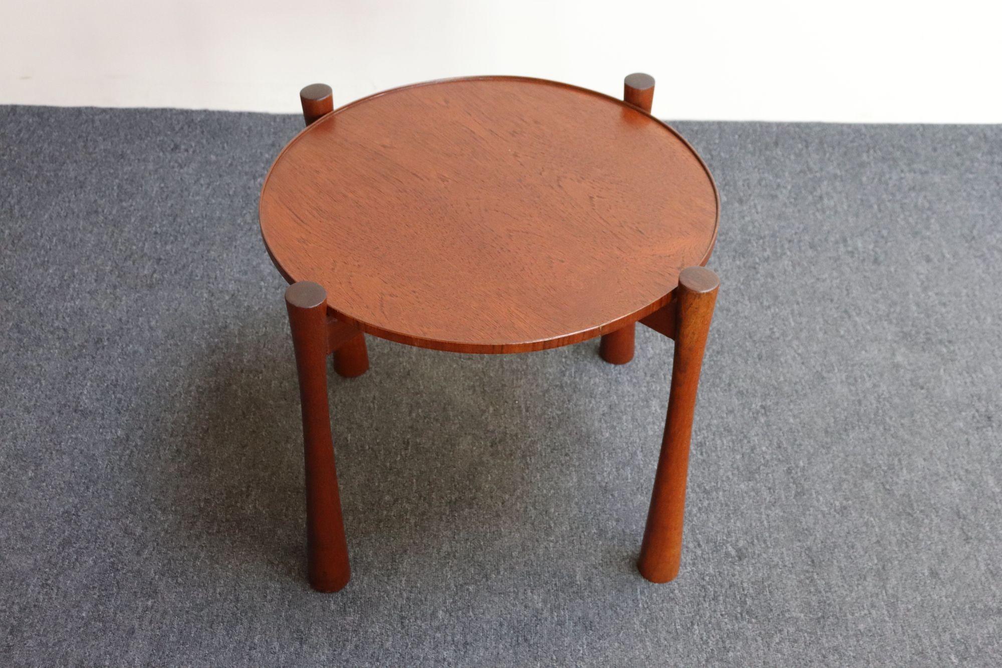Danois Table d'appoint moderne danoise en teck avec plateau amovible et base pliable en vente