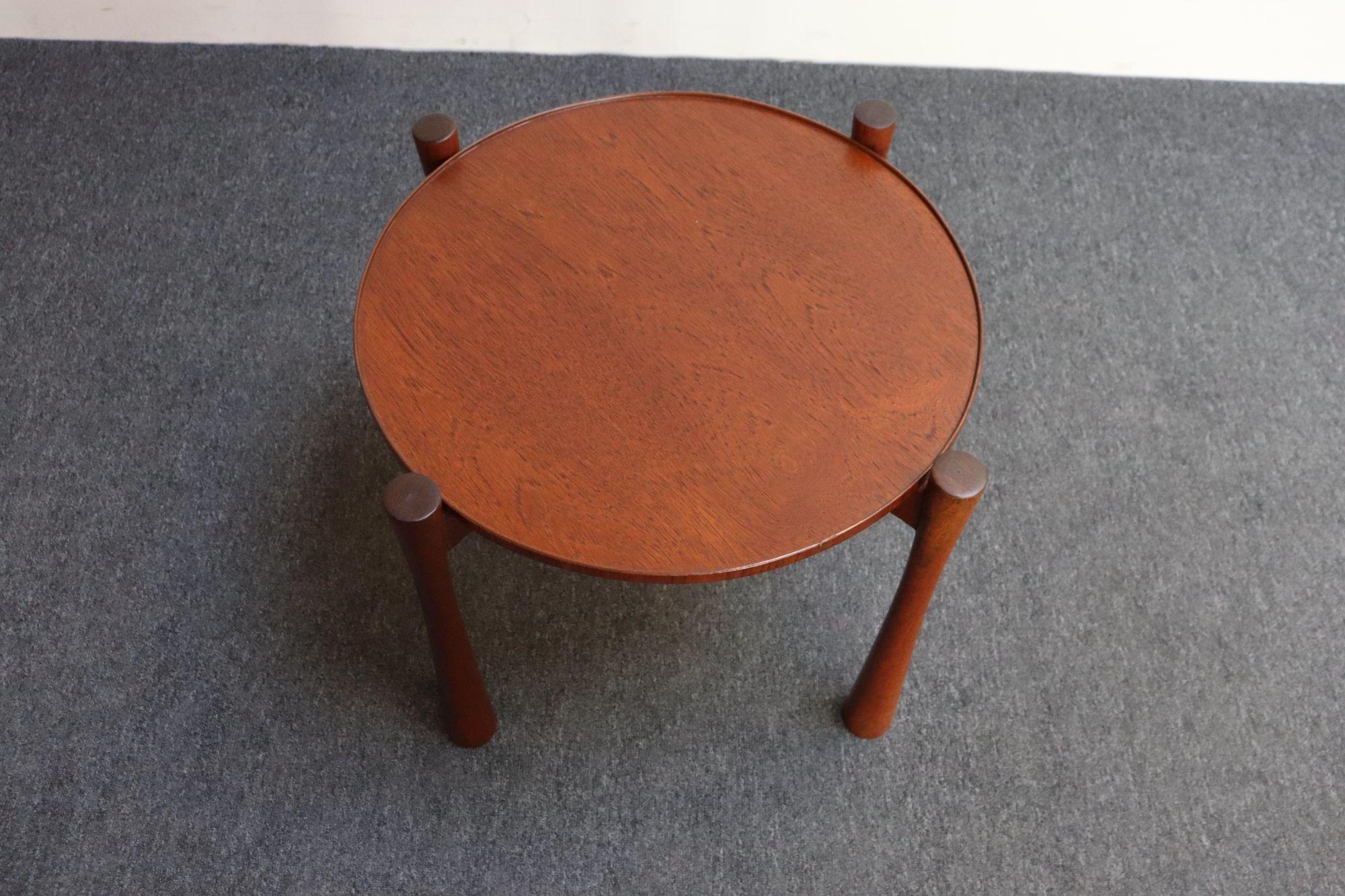 Table d'appoint moderne danoise en teck avec plateau amovible et base pliable Bon état - En vente à Brooklyn, NY